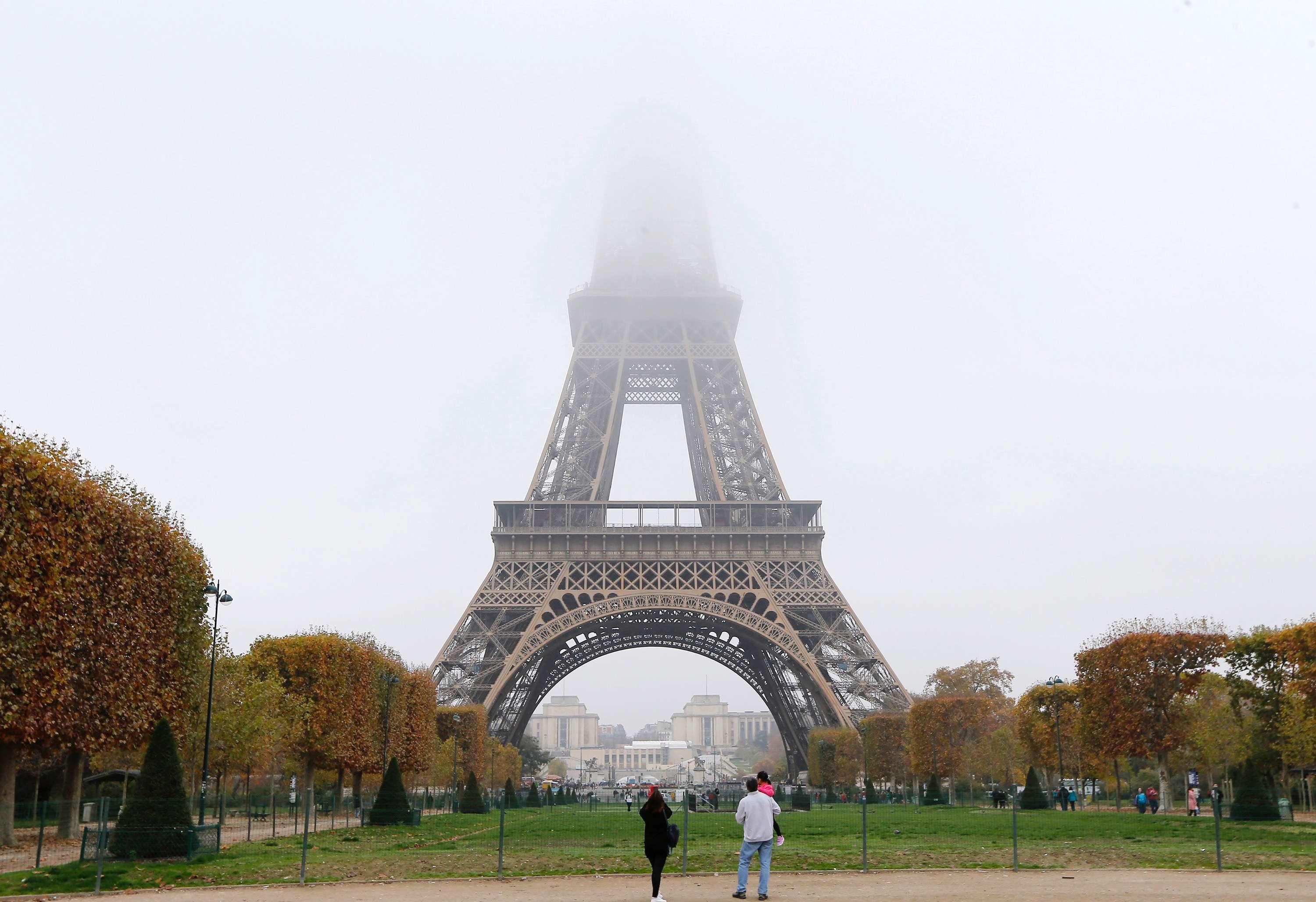 En måned før klimatopmødet begynder, slår parisiske myndigheder alarm og indfører titag for at undgå mere smog i storbyen. Danske byer slår også klima-alarm og tager til Paris for at påvirke stats- og regeringslederne ved COP21. Foto: Jacques Brinon / AP / Polfoto