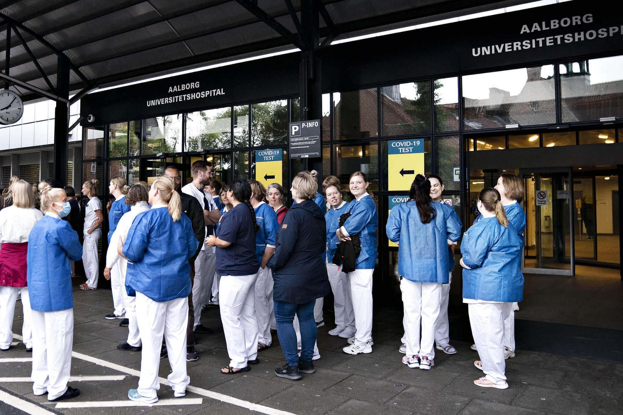 Sygeplejersker på Aalborg Universitetshospital ses her under en arbejdsnedlæggelse 16. september. Arbejdsretten har dog ad flere omgange pålagt sygeplejerskerne at gå på arbejde som normalt og ikke nedlægge arbejdet, da det er overenskomststridigt. Sygeplejersker over hele landet nedlagde dog arbejdet alligevel i en time onsdag morgen for at vise deres fortsatte utilfredshed med deres vilkår.