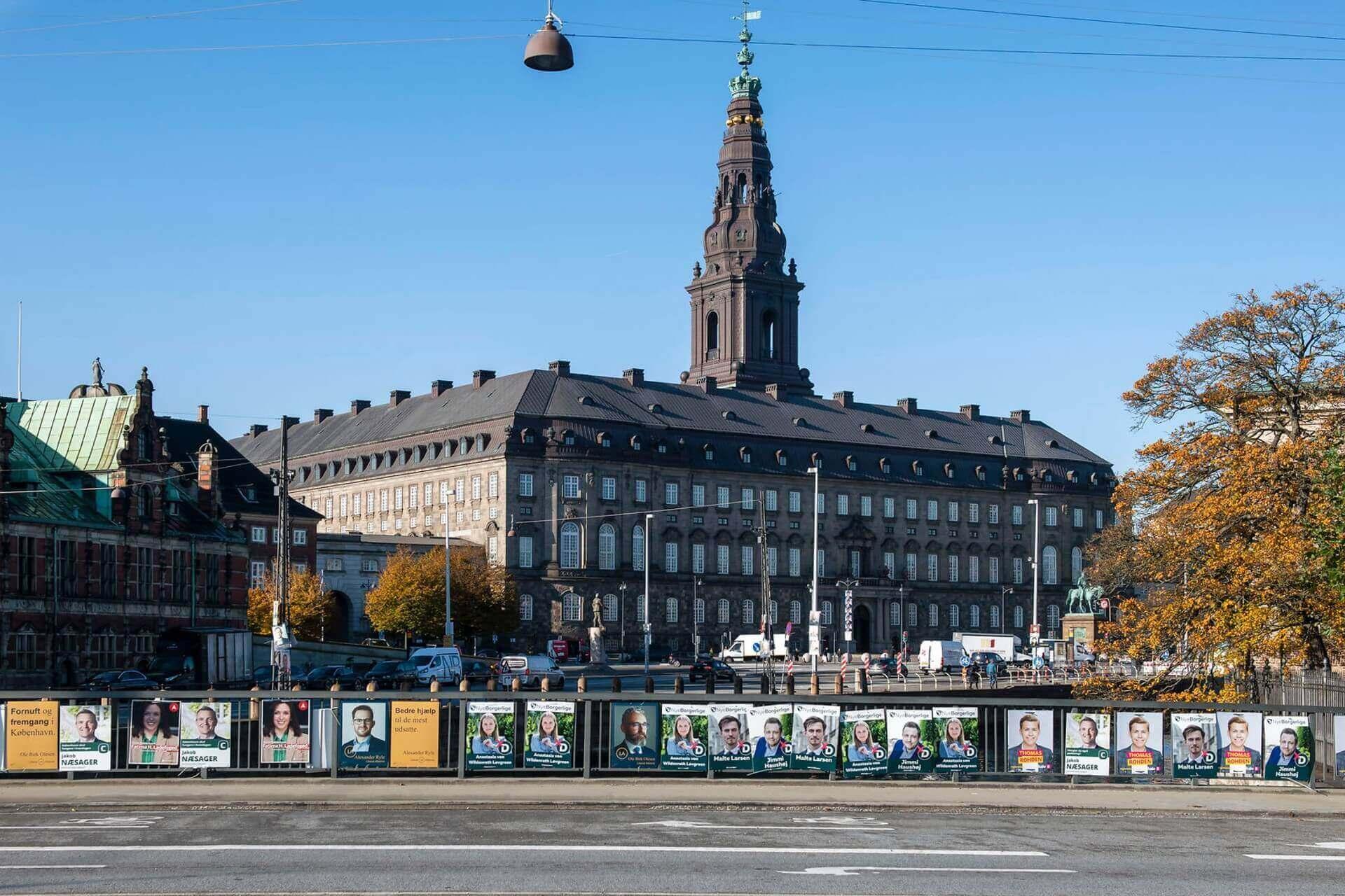 Når stemmerne til kommunalvalget er talt op, er det ikke kun på rådhusene, der vil være aktivitet. På Christiansborg sidder partierne nemlig klar til at hjælp.