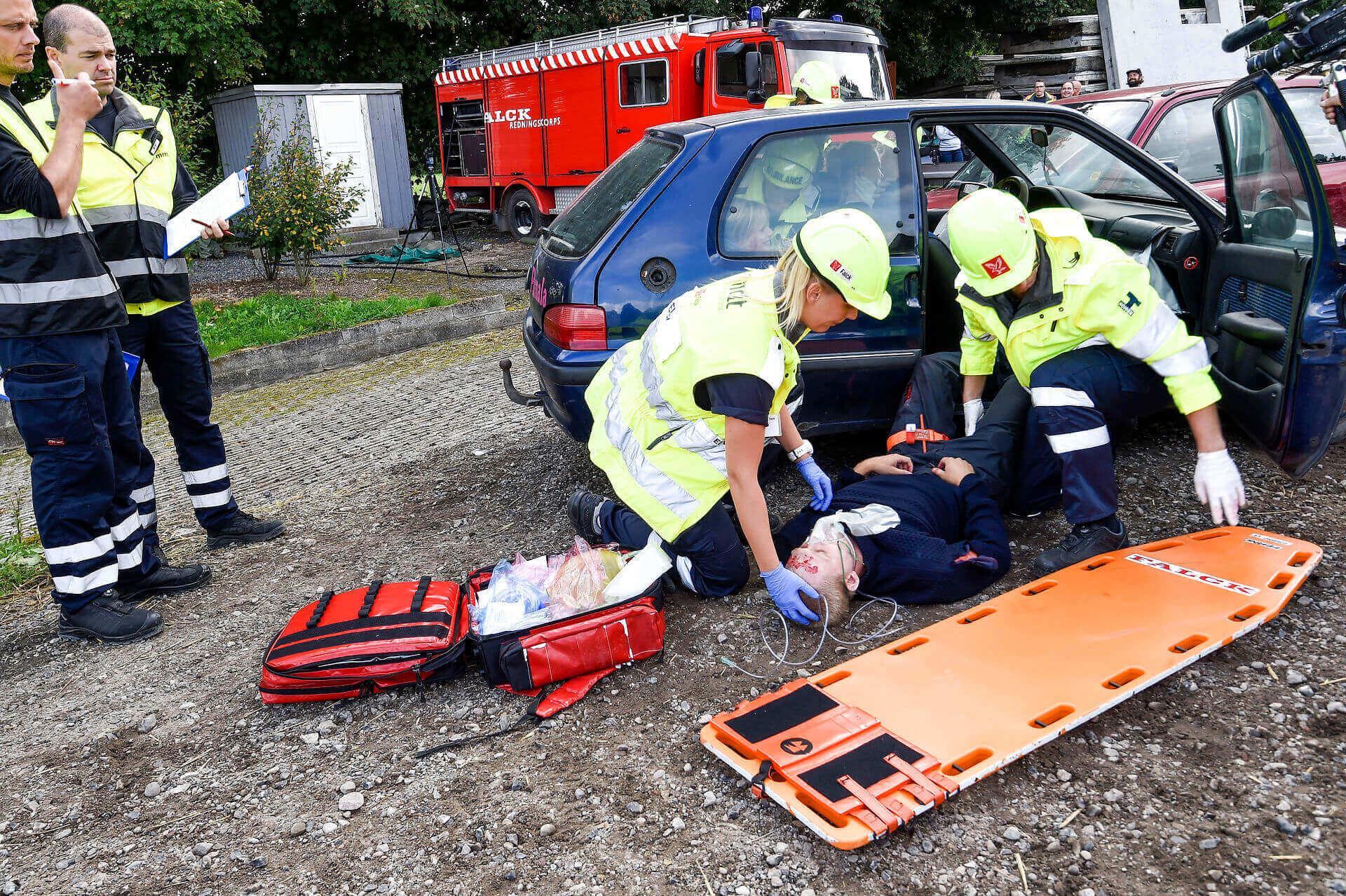 Regionerne har fået dispensation til at bemande ambulancer med elever, der har gennemført 3. skoleperiode på ambulancebehandleruddannelsen.