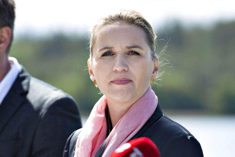 Mette Frederiksen har tidligere beskrevet sig selv som rød, førend hun var grøn. Men det passer ikke længere erklærede statsministeren i en kronik søndag, nu er forbeholdet for det grønne væk. 