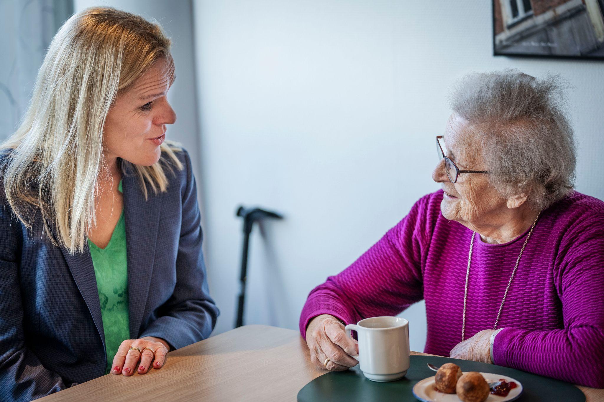 Mette Kierkgaard har besøgt flere plejehjem, hjemmeplejer og pårørende i forberedelsen og optakten til den kommende ældrelov. Her er ministeren på besøg hos De Gamles By i København d. 11. januar. 

