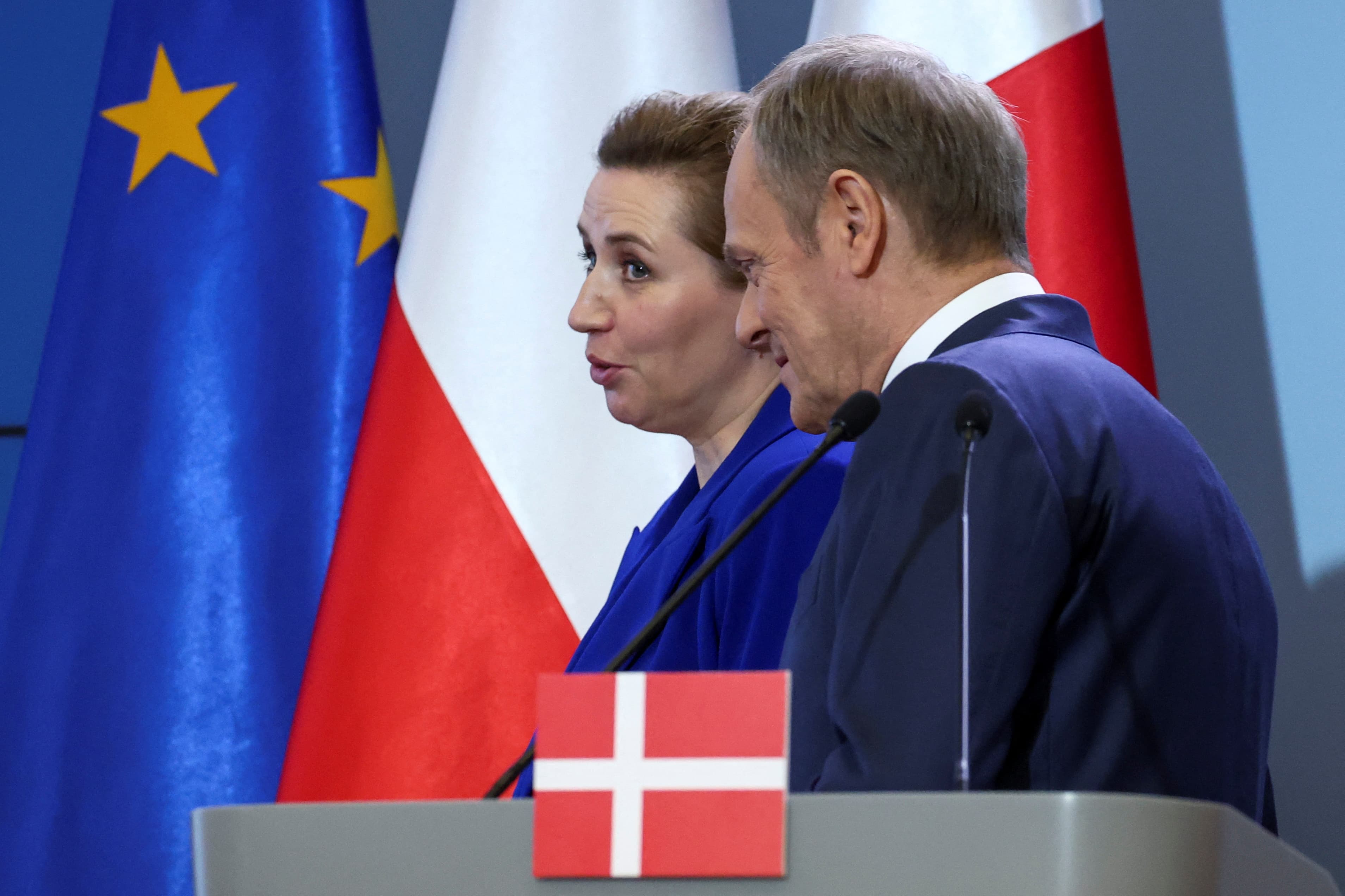 Statsminister Mette Frederiksen ses her i Warszawa for at mødes med polske Donald Tusk, også regeringschef og desuden tidligere formand for Det Europæiske Råd, i daglig tale EU-præsident. En post der snart bliver ledig igen.