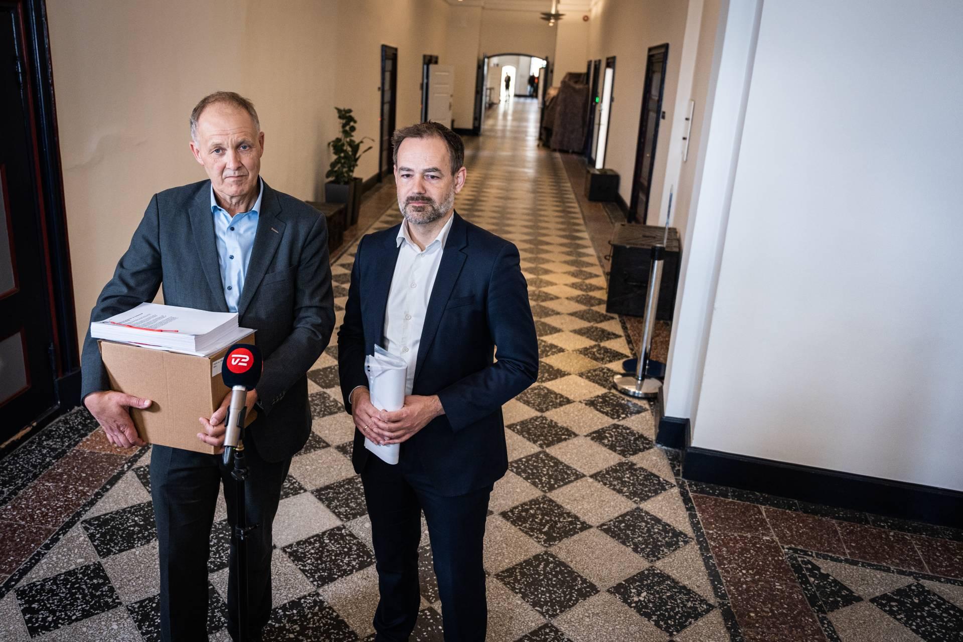 Det er ikke første gang, at Martin Damm (V) har haft eksempler på unødvendigt bureaukrati med til økonomiforhandlingerne. Her ses KL-formanden i selskab med næstformand Jacob Bundsgaard (S) i 2023 med en propfyldt papkasse med eksempler.