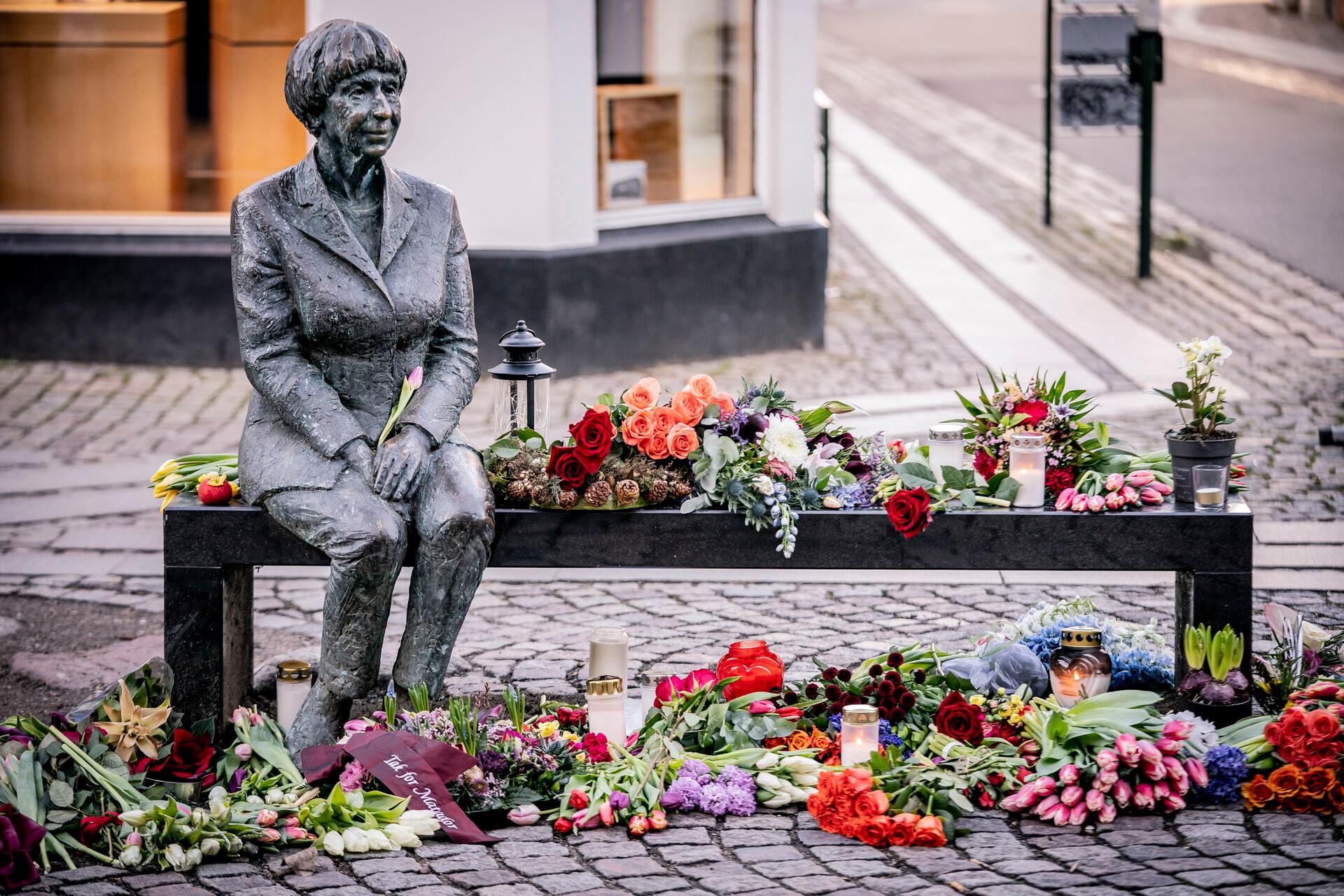 En af de kvinder, der senest er blevet hyldet med en statue, er forfatter Lise Nørgaard. Der blev lagt blomster ved statuen på gågaden i Roskilde, efter at Lise Nørgaard 1. januar 2023 døde i en alder af 105 år. (Arkivfoto).