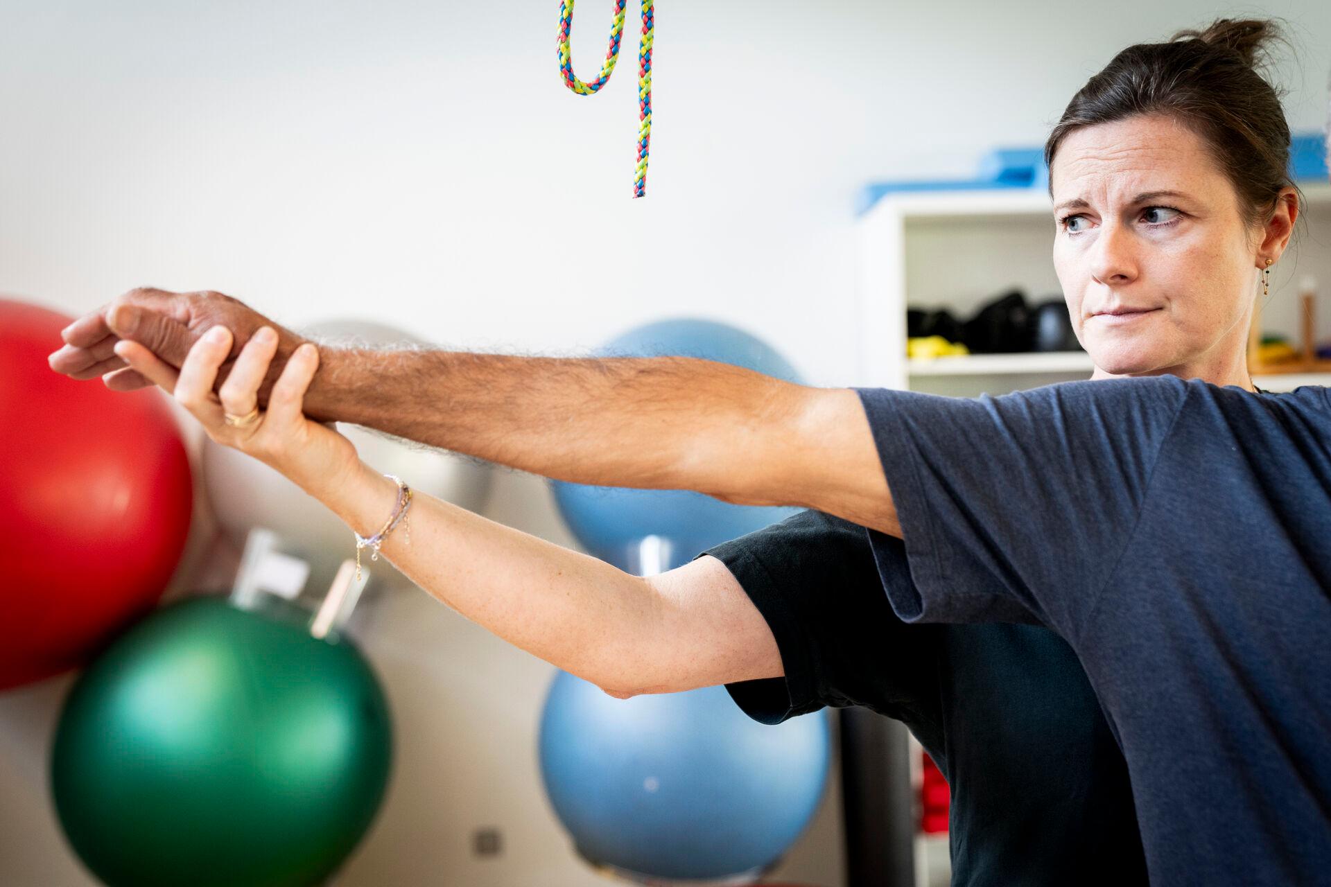 Ergoterapeuter er med den rehabiliterende tilgang med til at udskyde eller reducere behovet for passiv hjælp og kan dermed  bidrage til at spare de meget efterspurgte personaleressourcer.