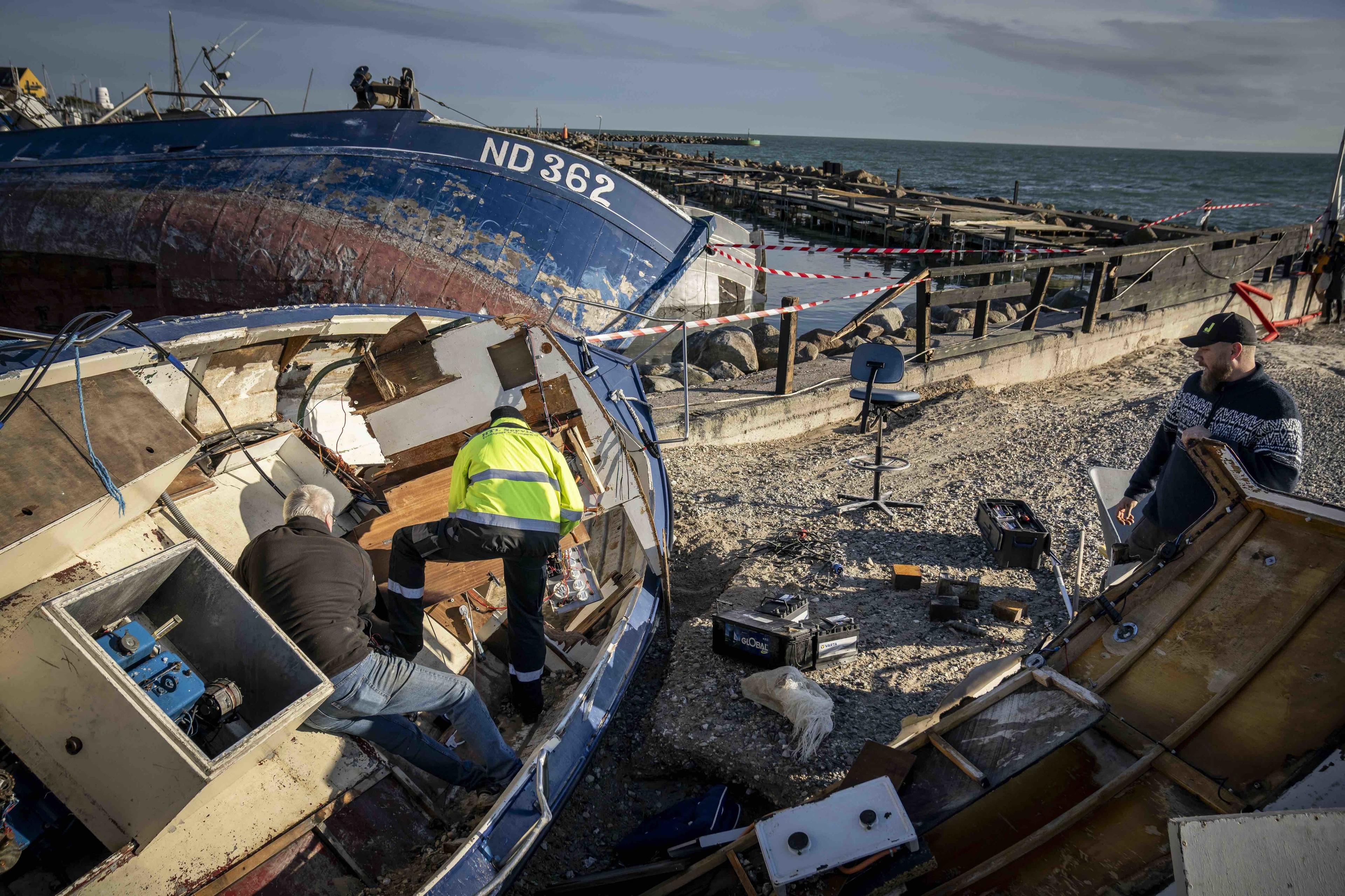 I oktober 2023 blev den sydøstlige del af Danmark ramt af kraftig blæst og oversvømmelser. Her er de i gang med at rydde op på havnen i Rødvig. 