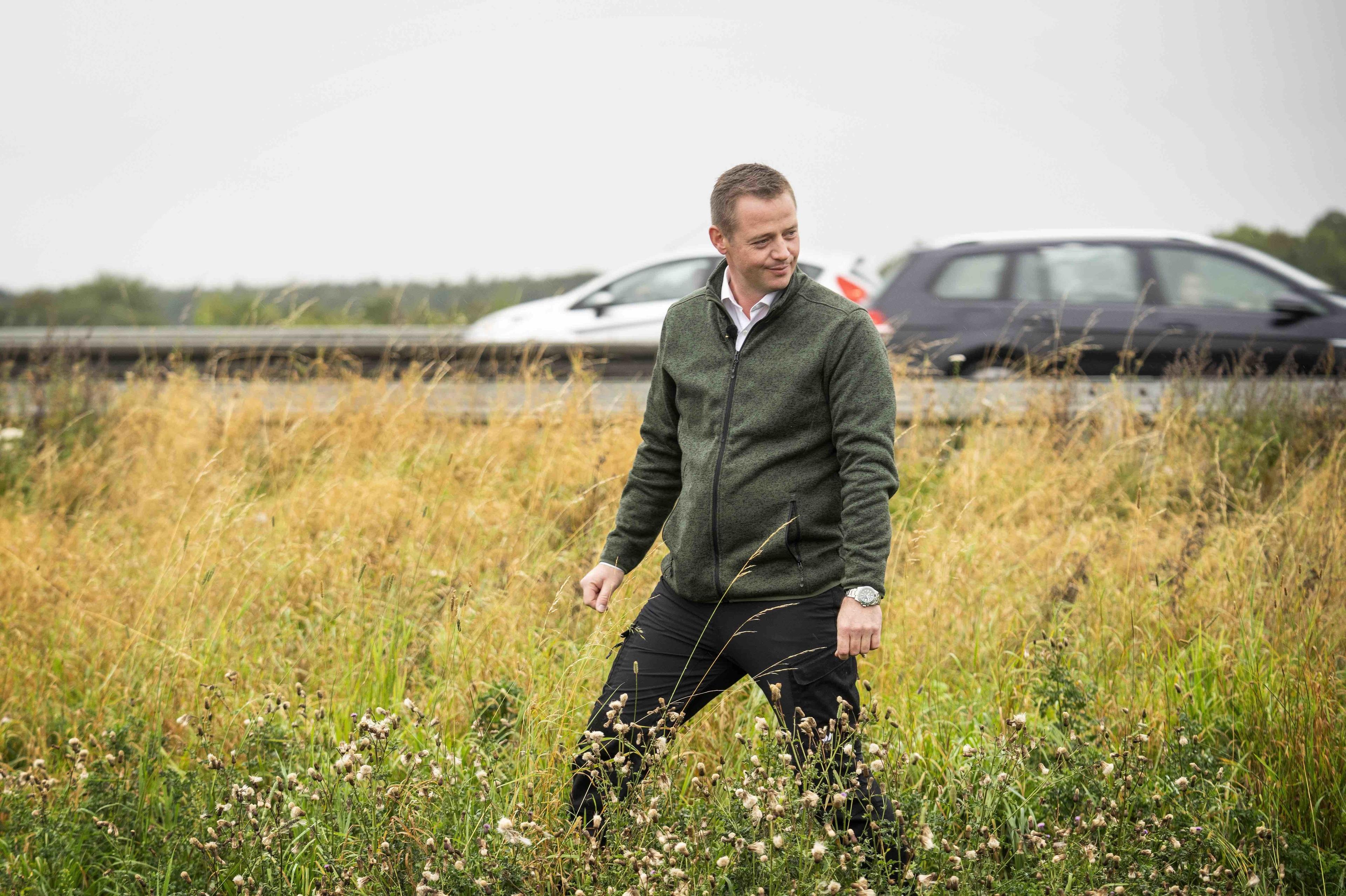 Transportminister Thomas Danielsen (V) plantede mandag de første frø langs et stykke af motorvejen E45 i det jyske. Han ser stort potentiale i at forbedre biodiversiteten. (Arkivfoto). 