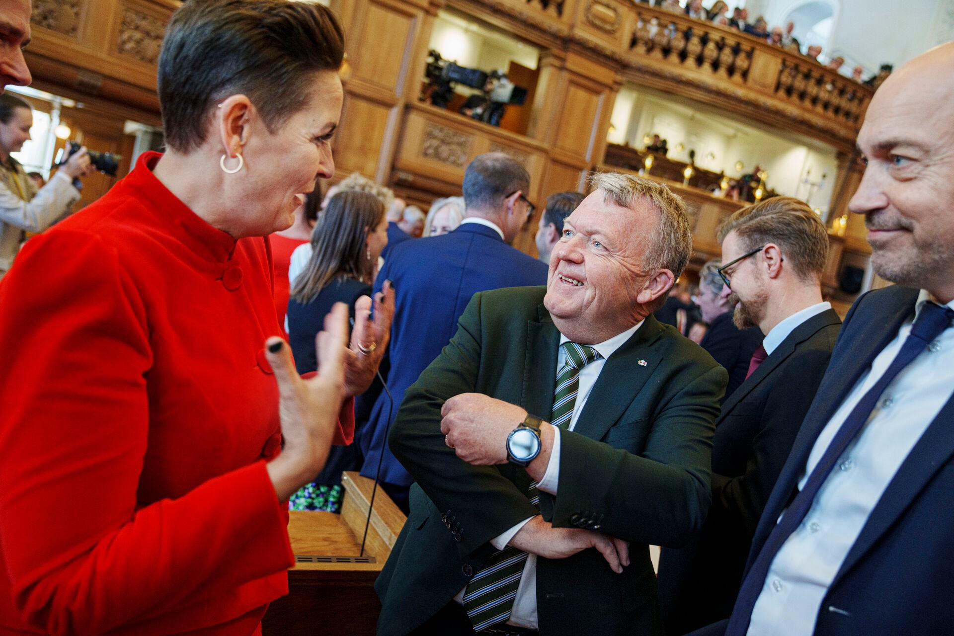 Der er høj og forventningsfuld stemning hvert år, når Folketinget åbner. Således også denne gang. Her er det SFs formand, der får sig en snak med Moderaternes ditto, Lars Løkke Rasmussen, og miljø- og ligestillingsminister Magnus Heunicke (S). 