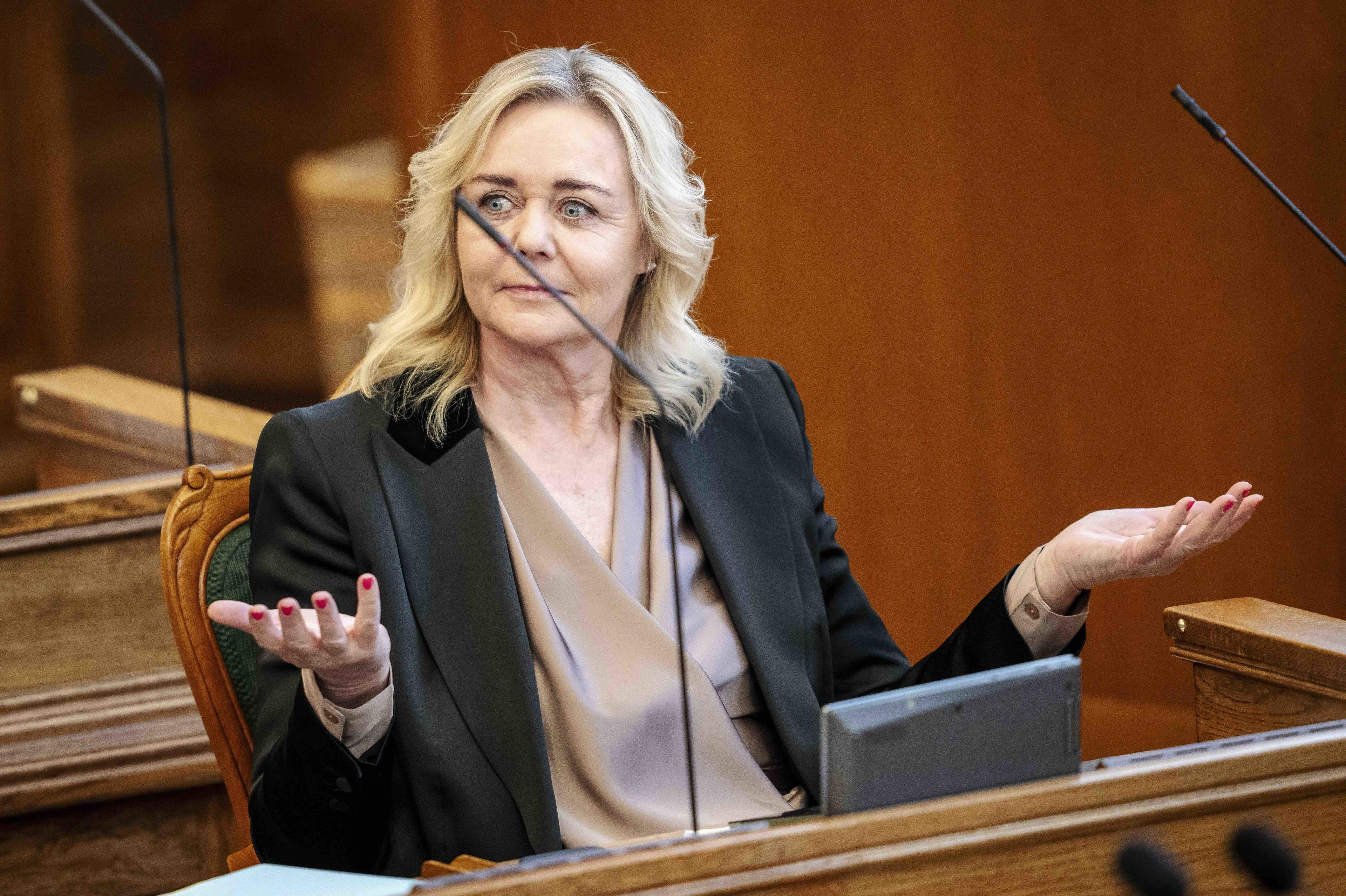 Hvad i alverden skal vi stille op med en regering, der ikke vil give os svar på pension, lød det samstemmigt fra oppositionen under den lange åbningsdebat torsdag. Her er det Mona Juul, formand for De Konservative. 