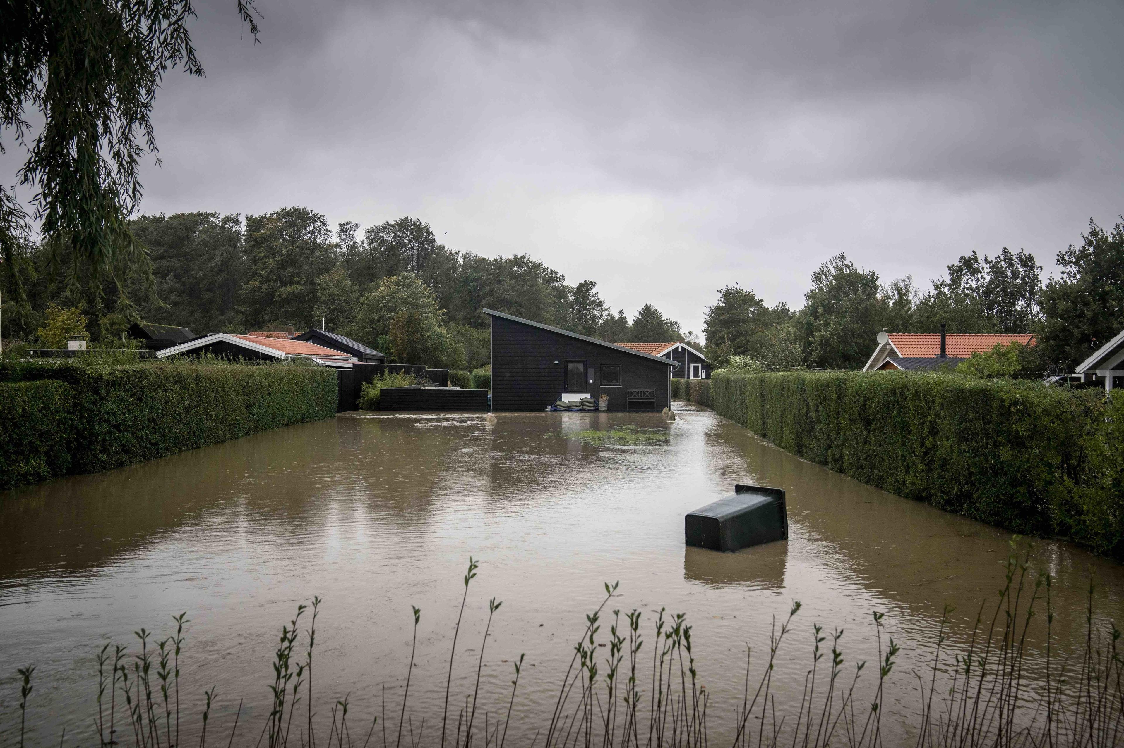 Her ses et sommerhusområde ved Binderup Strand tæt ved Kolding efter sidste års voldsomme stormflod. I fremtiden bliver de hyppige stormfloder voldsommere, viser en ny rapport. (Arkivfoto). 