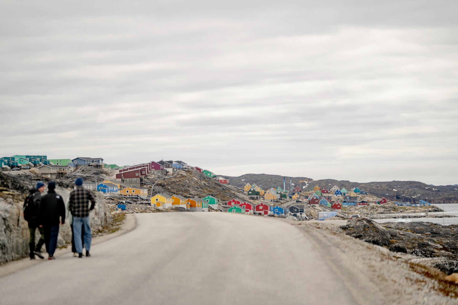 Afstandene er enorme i Grønland og byerne små - her Aasiaat, Grønlands femtestørste med 3.035 indbyggere i Qeqertalik Kommune. Grønland er opdelt i bare fem kommuner, hvilket giver en ny dimension til begrebet nærdemokrati. 