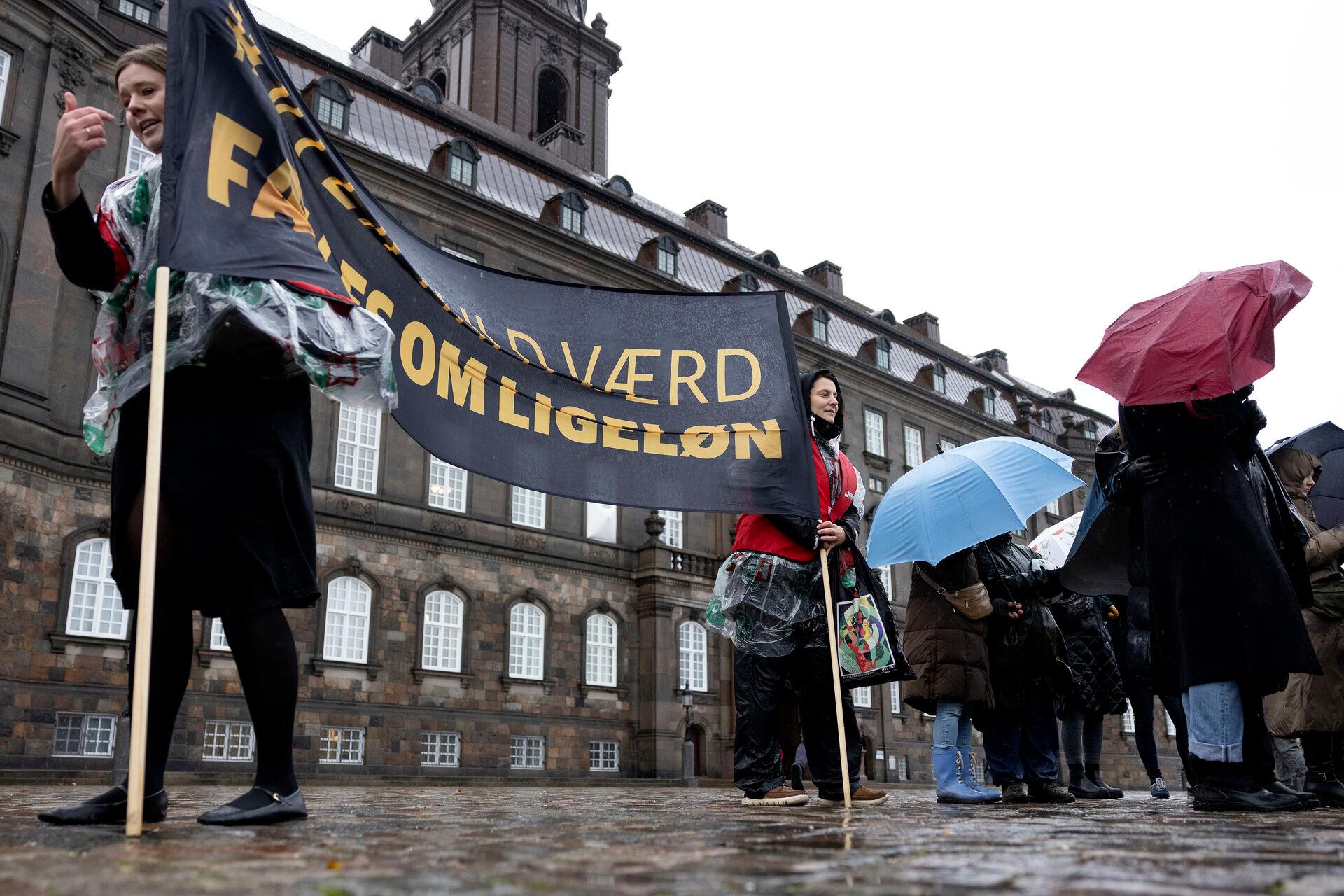 Kampen for ligeløn mellem mænd og kvinder har stået på i årtier, men seneste udvikling går i modsat retning.