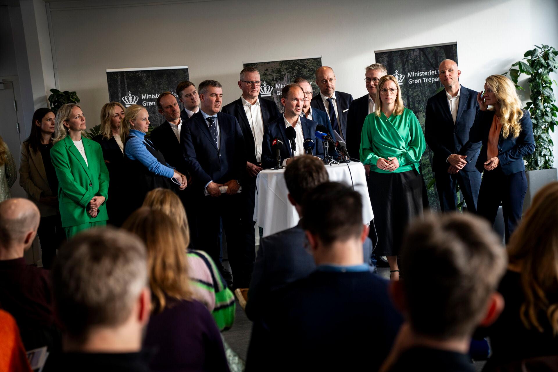 Mandag formiddag kunne minister for Grøn Trepart Jeppe Bruus (S) præsentere en aftale mellem regeringen, SF, Liberal Alliance, Konservative og Radikale Venstre om implementeringen af trepartsaftalen fra juni.