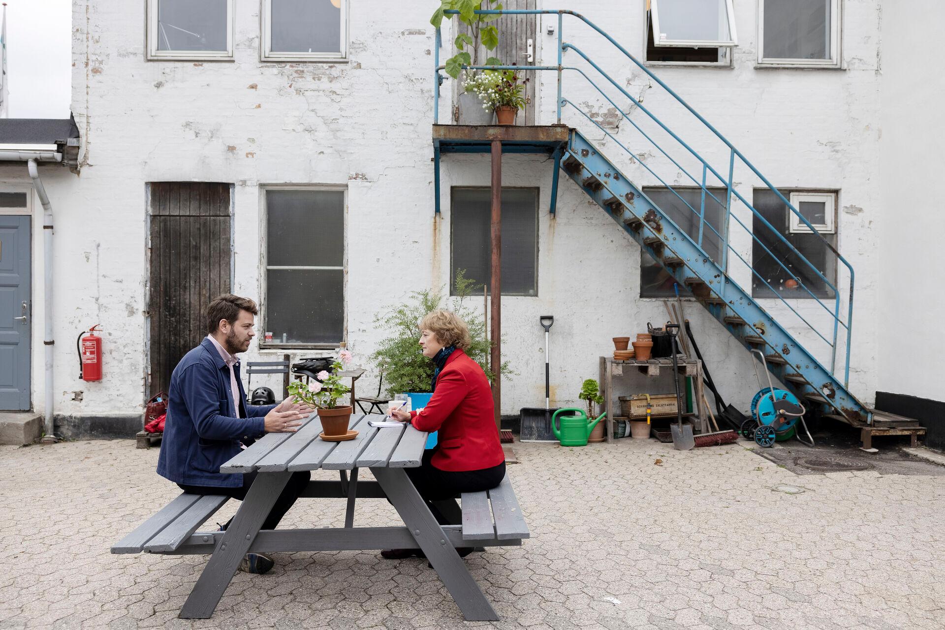 Kandidaterne kan med fordel gå foran i opgøret med den hårde retorik og anvende den joviale tone, som ofte hersker mellem de politiske kandidater backstage, i det offentlige rum på sociale medier, vælgermøder, og hvor kandidaterne ellers mødes. På billedet Jonas Bjørn Jensen (S) og Line Barfod (Enh), der mødtes til debat i det nordvestkøbenhavnske mødested Demokrati Garage forud for KV21.