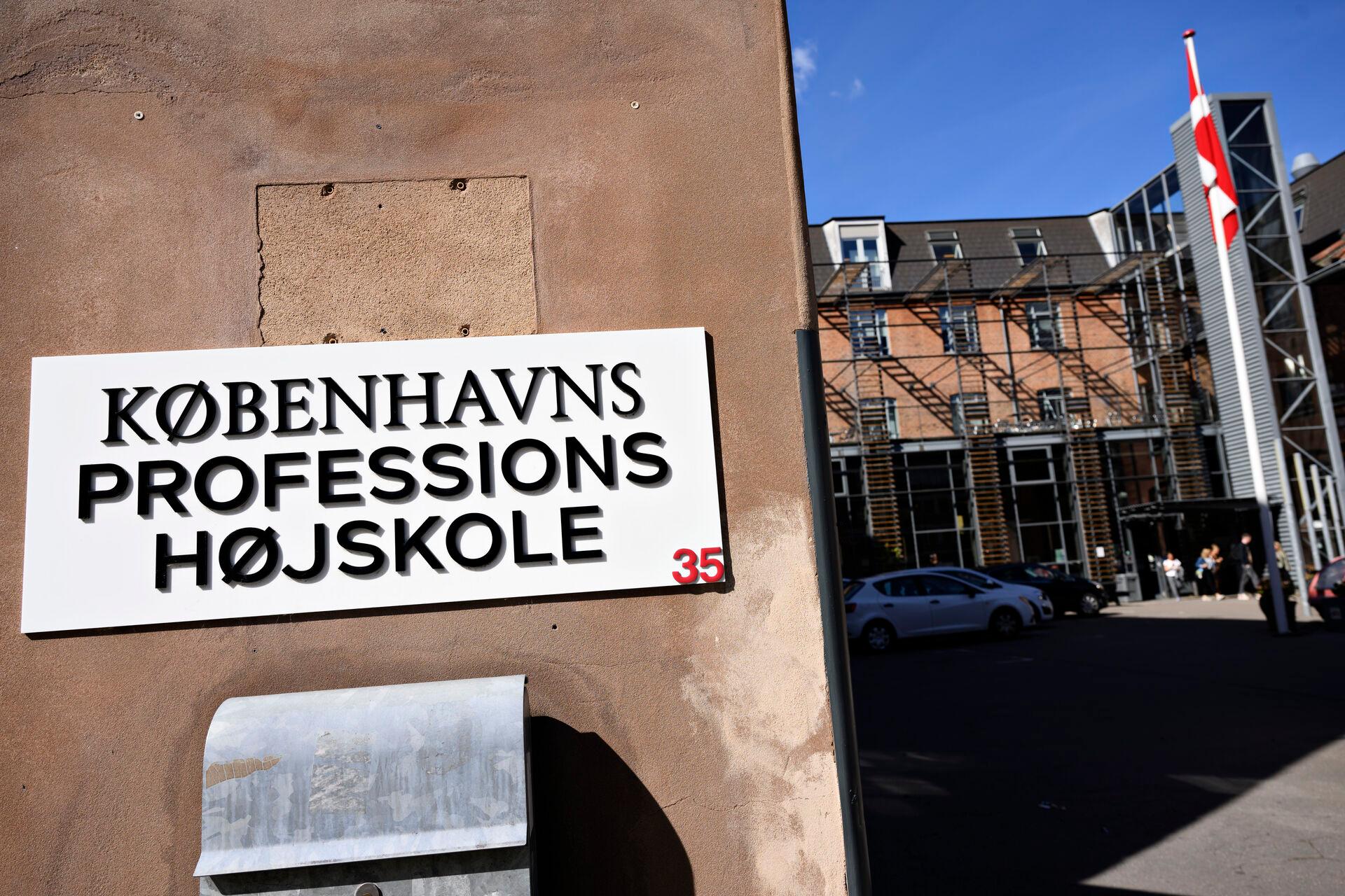 Snarere end at lette adgangen til socialrådgiveruddannelsen, er der brug for at tilføre ressourcer for at gøre uddannelsen mere attraktive, mener socialrådgivernes formand Signe Færch.