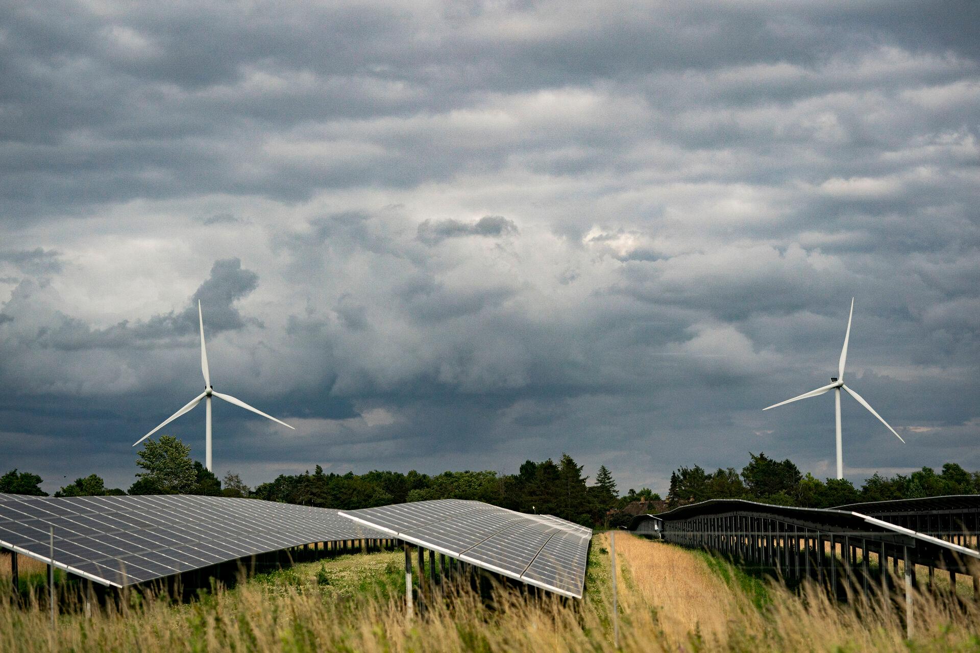 Energiøerne skulle sætte tempoet op for opsætningen af vedvarende energi, men processen har skabt frustration i flere kommuner, hvor  borgmestre efterlyser gennemsigtighed og lokal inddragelse