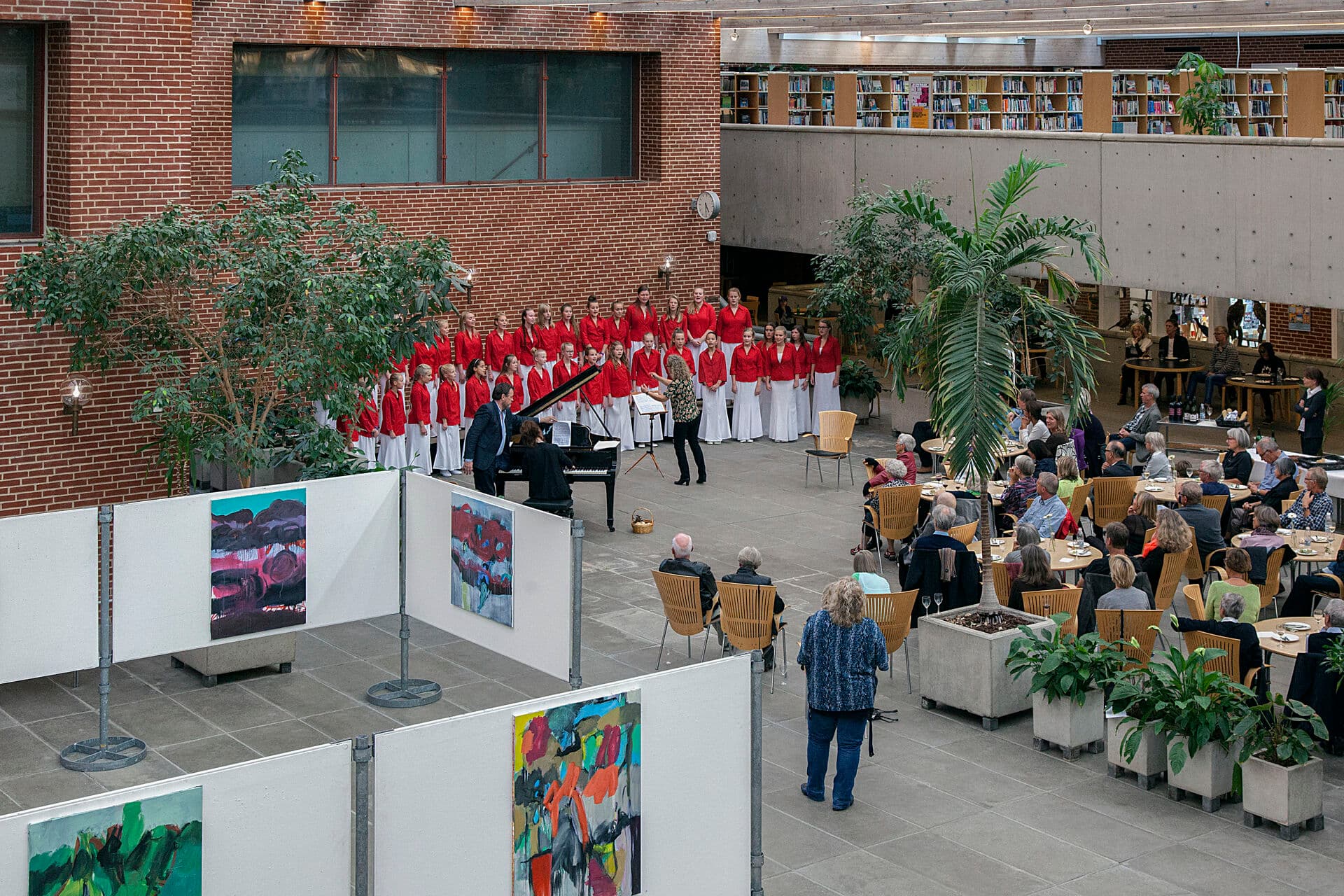 Konservatoriets Pigekor, Esbjerg under ledelse af Lone Gislinge og akkompagneret af Kartrine Gislinge underholder ved fernisering på en maleriudstilling af Frederik Gislinge på UC Syd på Degnevej i Esbjerg. Undersøgelse viser, at borgerne oplever, at kultur- og fritidslivet gør deres by til et sted med plads til forskellighed og engagement i lokalsamfundet.