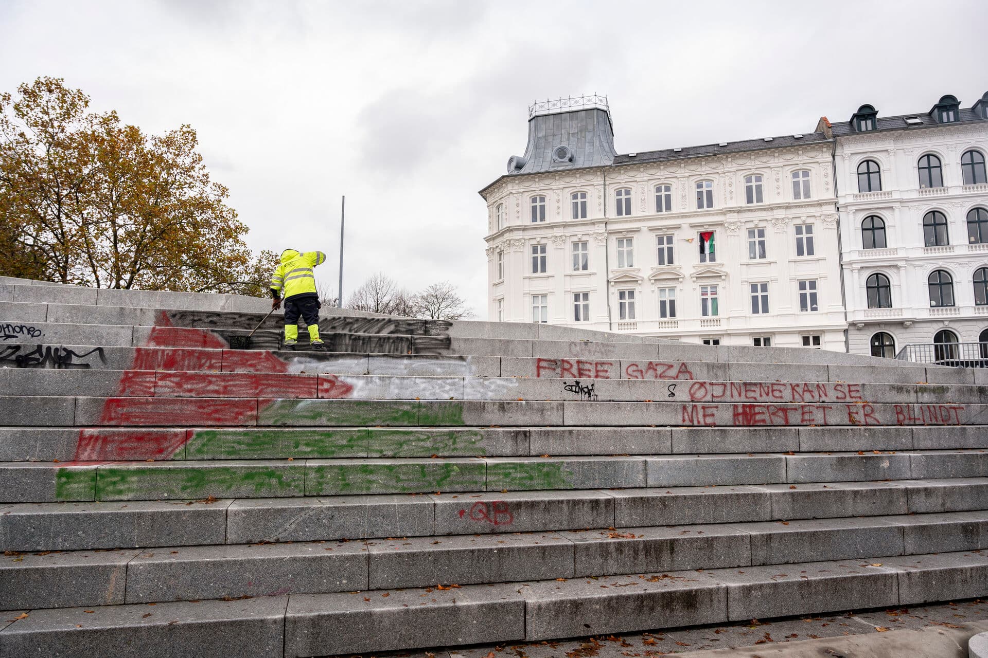 Grafitti på Israels Plads i København, søndag den 12. november 2023. Et mindesmærke, der hylder danskere, som hjalp jøder under Anden Verdenskrig, blev i efteråret 2023 udsat for hærværk. Mindestenen fik malet teksten: Øjnene kan se, men hjertet er blindt, på sig. Derudover blev dele af Israels Plads også overmalet.