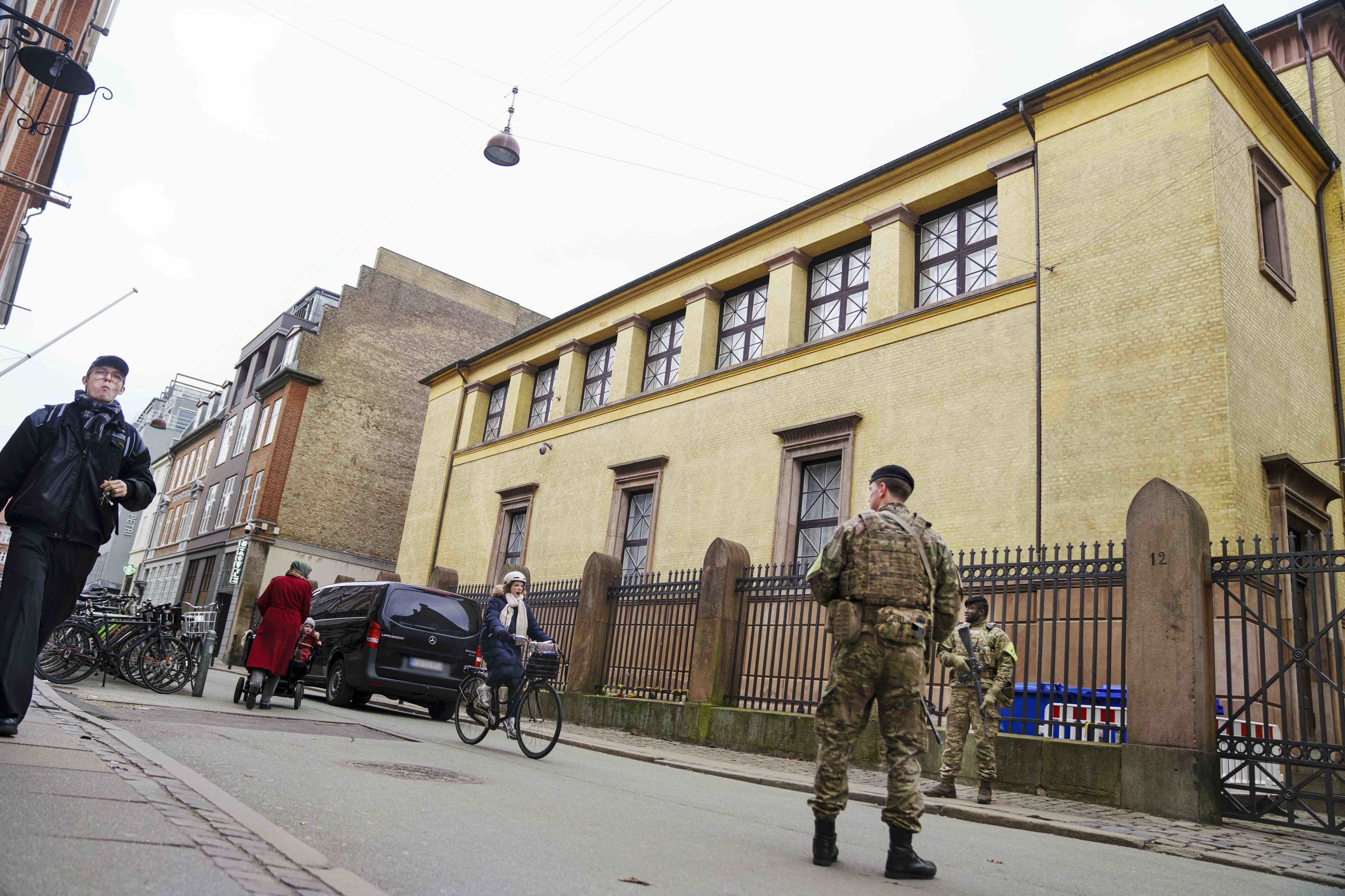 Det er normalt at se automatvåben i Krystalgade i indre København, hvor synagogen stadig døgnbevogtes ti år efter det dødelige angreb på Krudttønden og synagogen. 