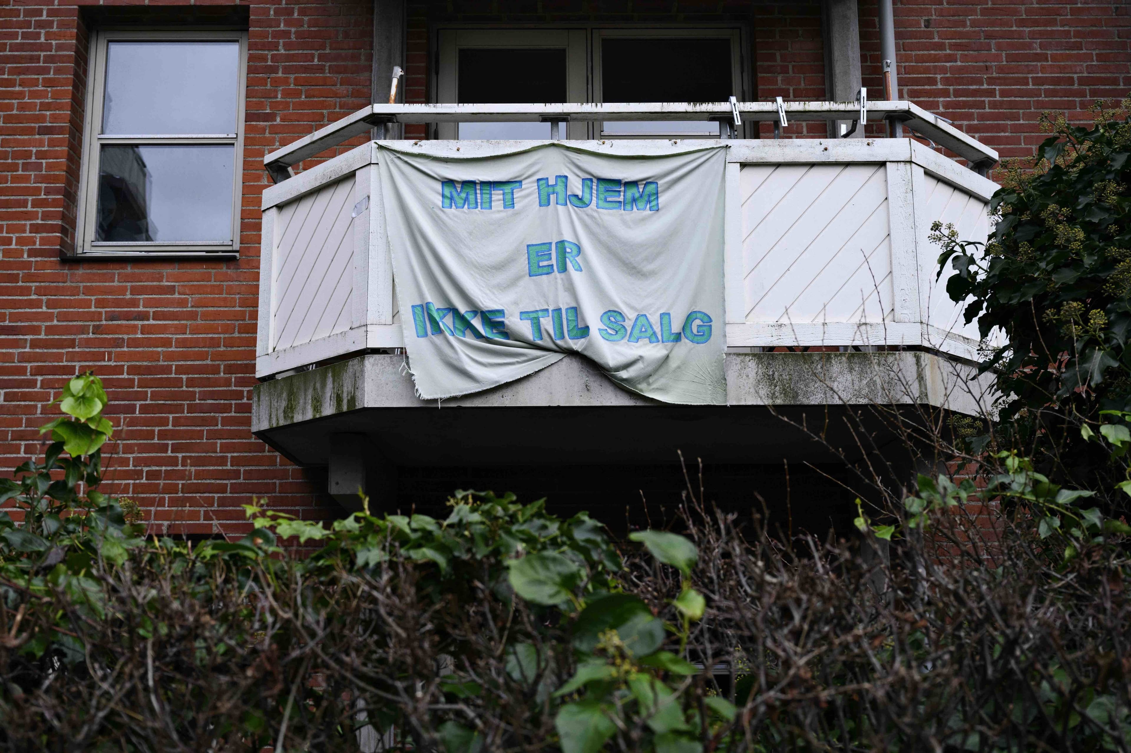 Boligområdet Mjølnerparken på ydre Nørrebro i København er et af de områder, der blev påvirket af ændringen af almenboligloven. 12 beboere er gået sammen om at lægge sag an mod den danske stat for diskriminering. (Arkivfoto). 