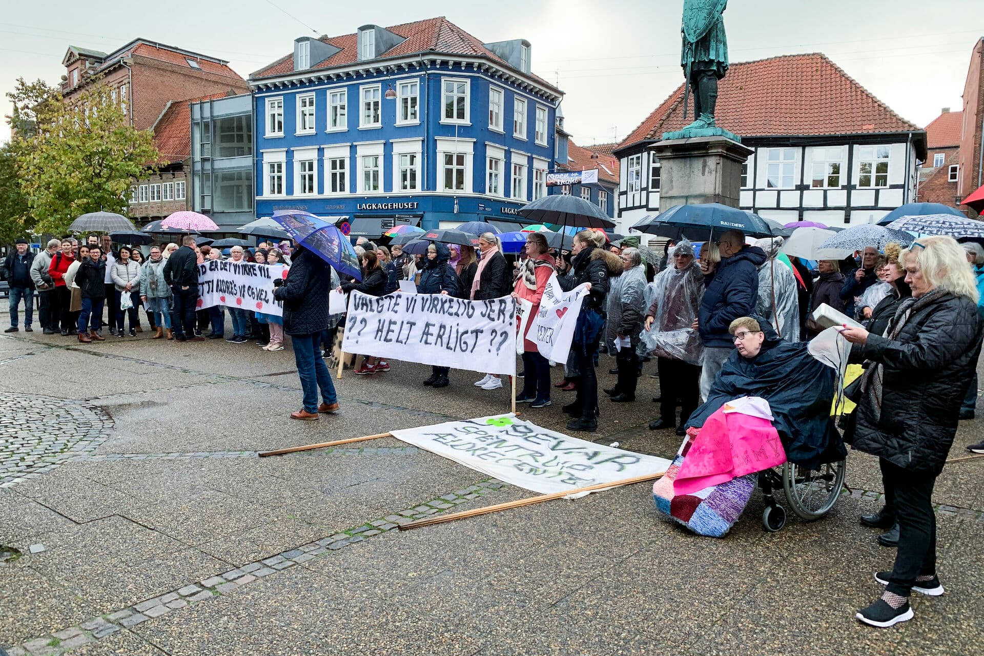 Kommunalpolitikere skal ikke kun være borgernes repræsentant, men også stå sammen med medarbejderne og hinanden, når frisættelse fører til utilfredshed. En ny politisk ledelsesrolle er undervejs.