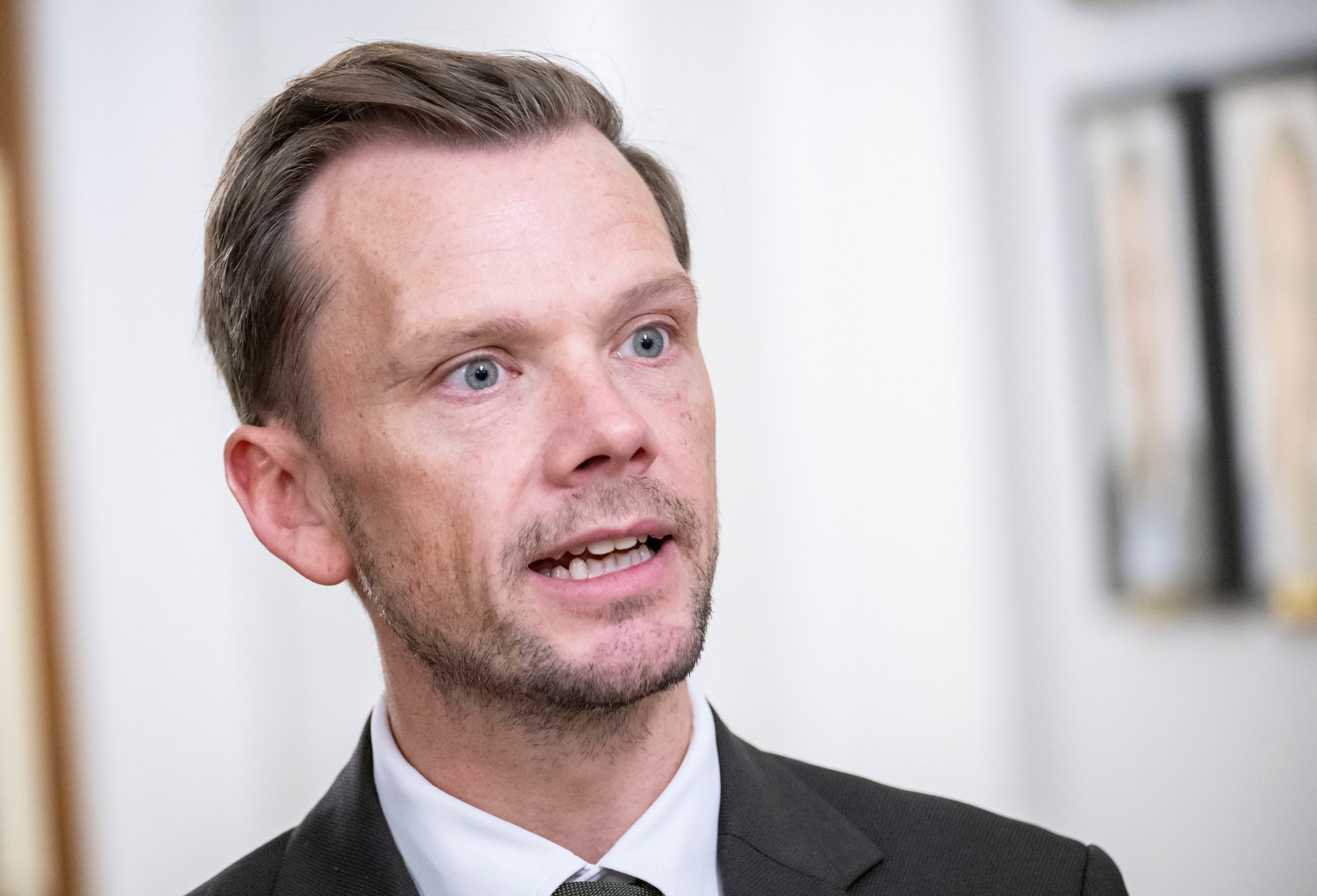 I sin nye bog Der er noget, vi skal tale om, fortæller justitsminister Peter Hummelgaard (S) om sin egen opvækst med en voldelig far.  