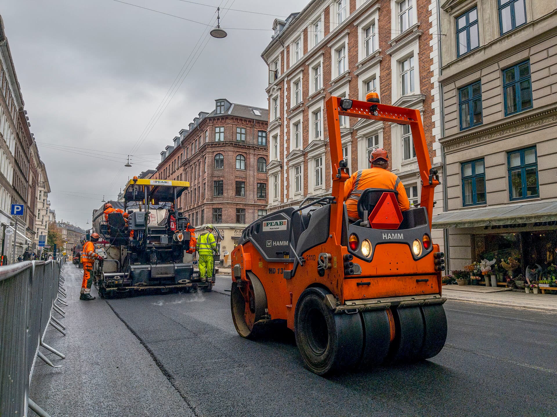 En opgørelse fra Asfaltindustrien viser, at kommunerne har brugt 1,4 millioner ton asfalt om året de sidste to år, mens kommunerne i de tre foregående år i gennemsnit aftog 1,9 millioner ton.