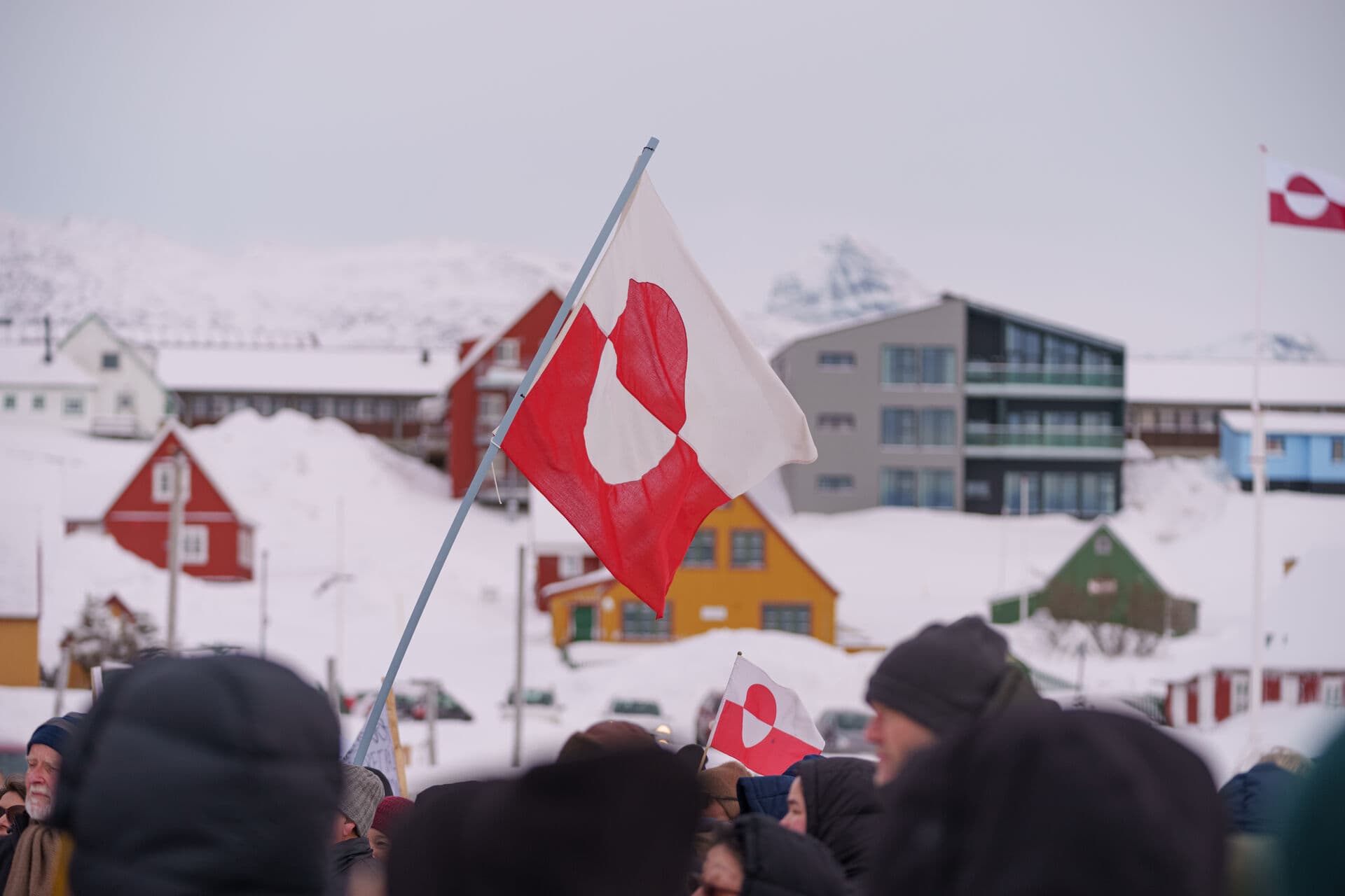 Sagen om de kontroversielle test af grønlandske forældre i børnesager har blot været én af flere sager, der de seneste måneder har fyldt i debatten om forholdet til Grønland. Her billede fra demonstration i Nuuk mod racisme, fordomme og diskrimination.