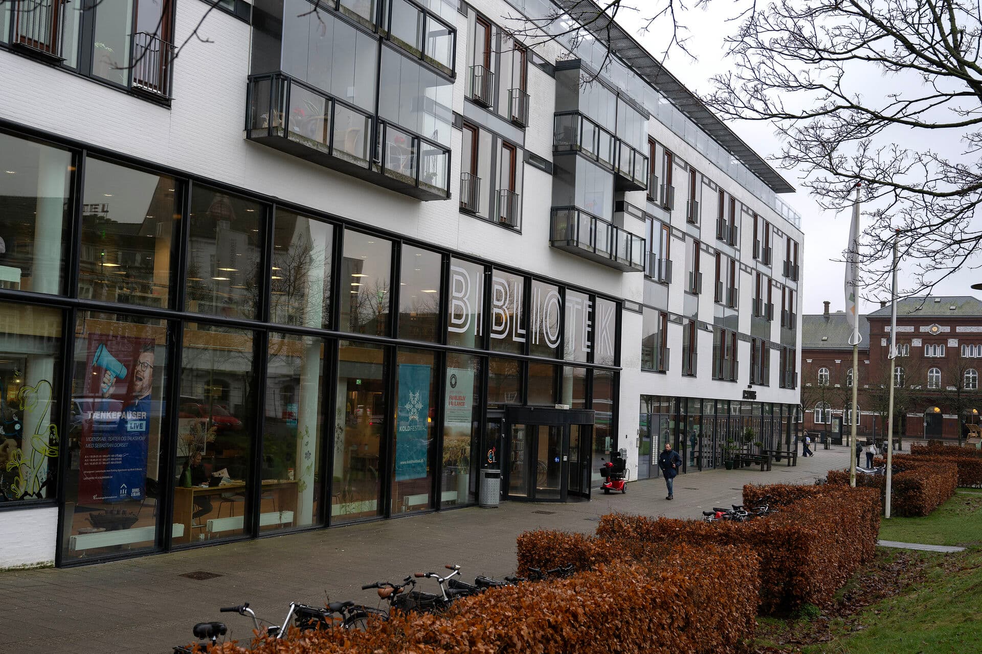 Bibliotekerne er åbne, frie rum, hvor vi kan samles på tværs af holdninger, generationer og baggrunde for at lytte, diskutere og lære af hinanden.