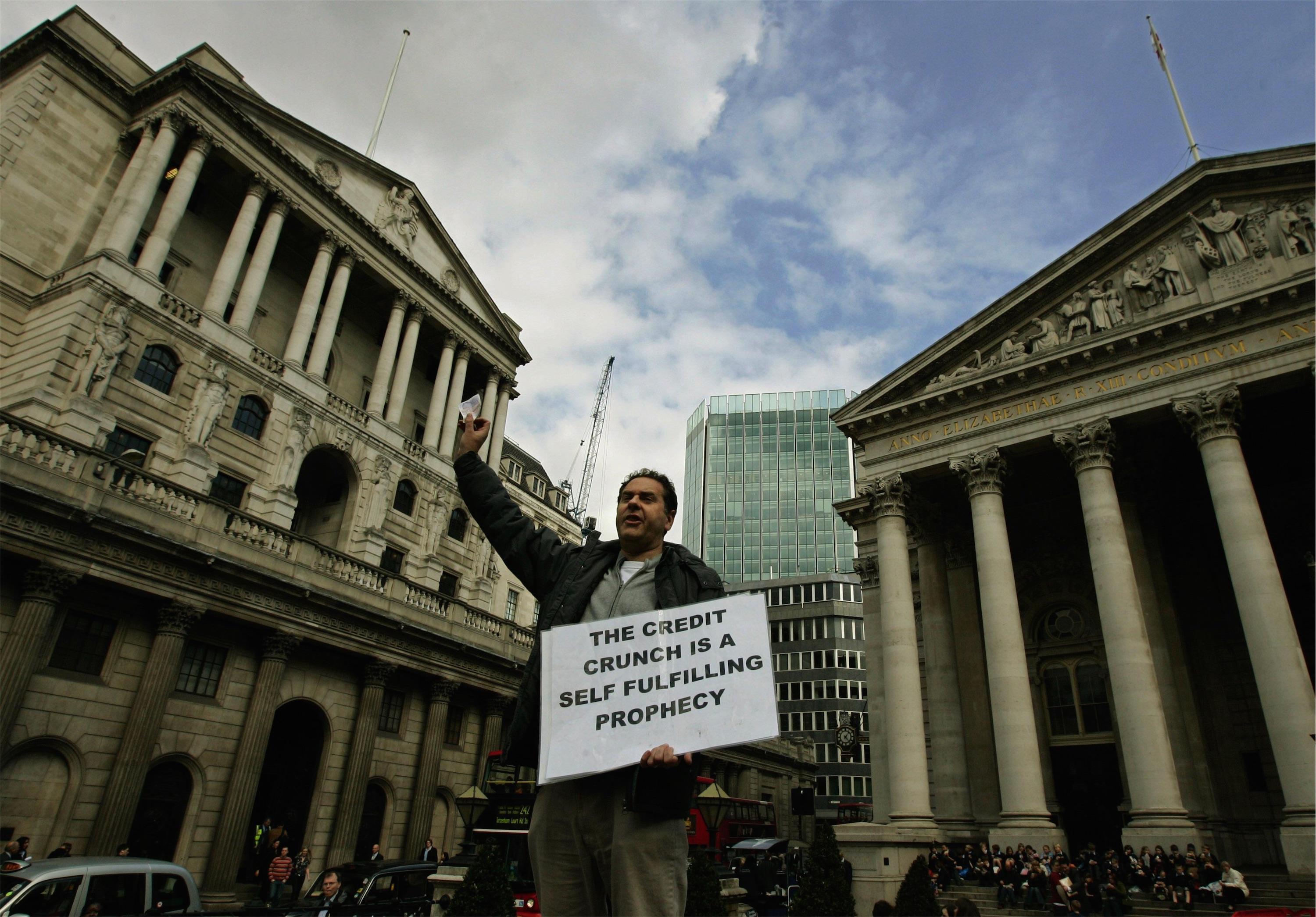 Demonstrant holder tale om globale finansmarkeder i anledning af G20-mødet i London i 2009. Ifølge Anthony Giddens burde teknologiske forandringer og deres indflydelse på økonomien have langt større betydning for den socialdemokratiske politik, end tilfældet er i dag. Foto: Lefteris Pitarakis / Polfoto