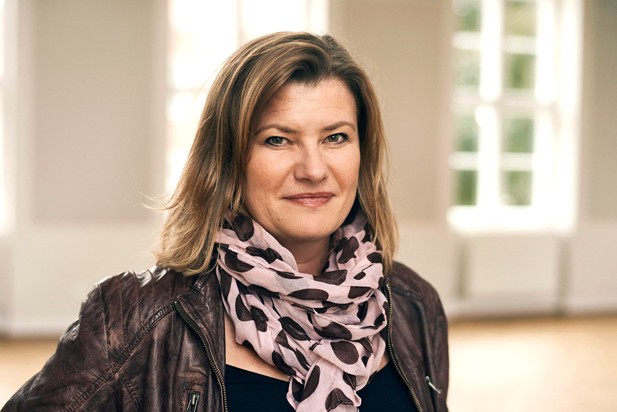 Lone Houmann Holst er gift med Carl Holst og stiller op for Venstre i Vejen Kommune. Vi har talt med hende - og flere andre - om, hvordan det er, at stille op i skyggen af et kendt familiemedlem.