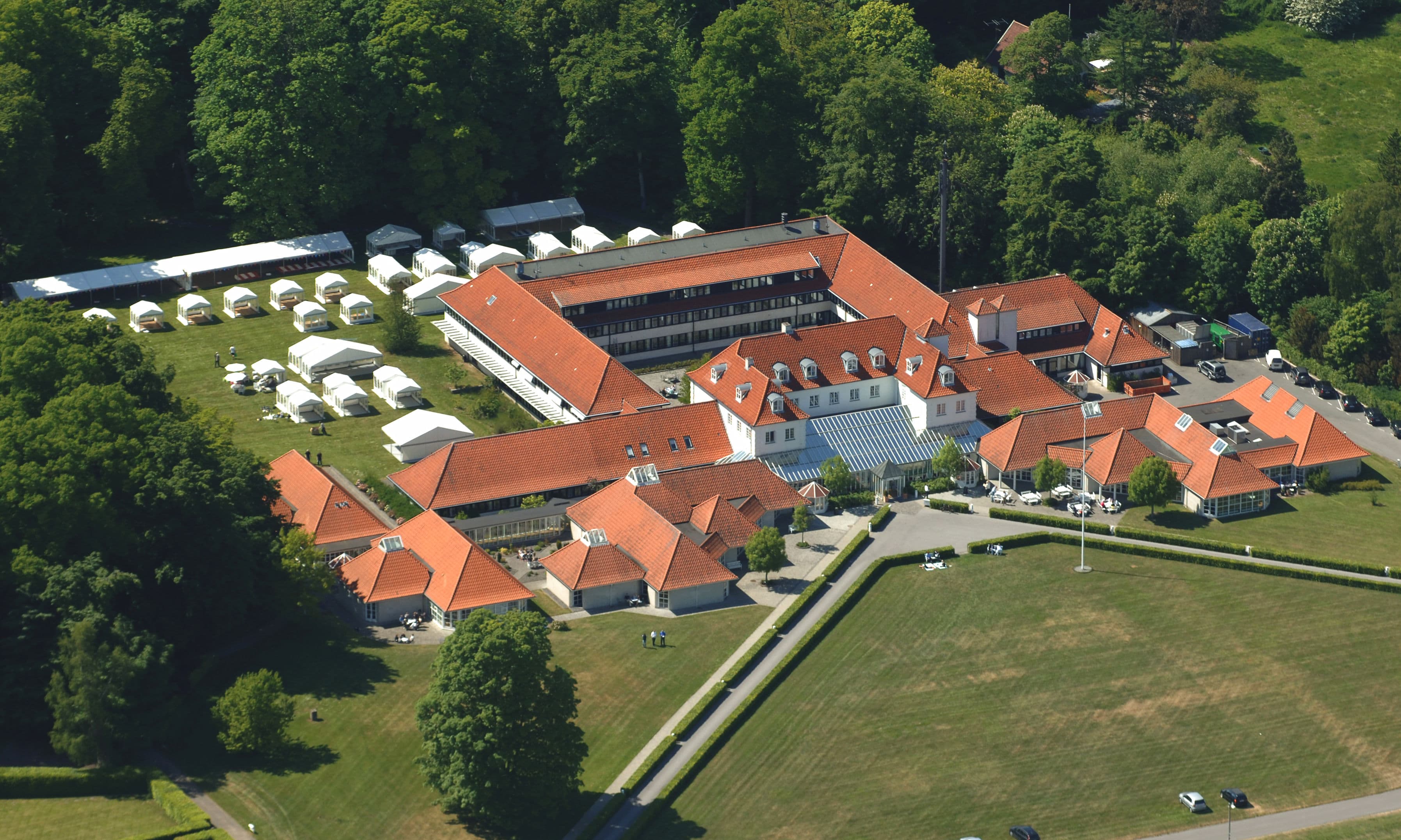 104.402 var den samlede pris, da seks personer fra direktionen holdt konference med overnatning på hotel- og konferencecenter Rungstedgaard ved kysten på Strandvejen i Rungsted.