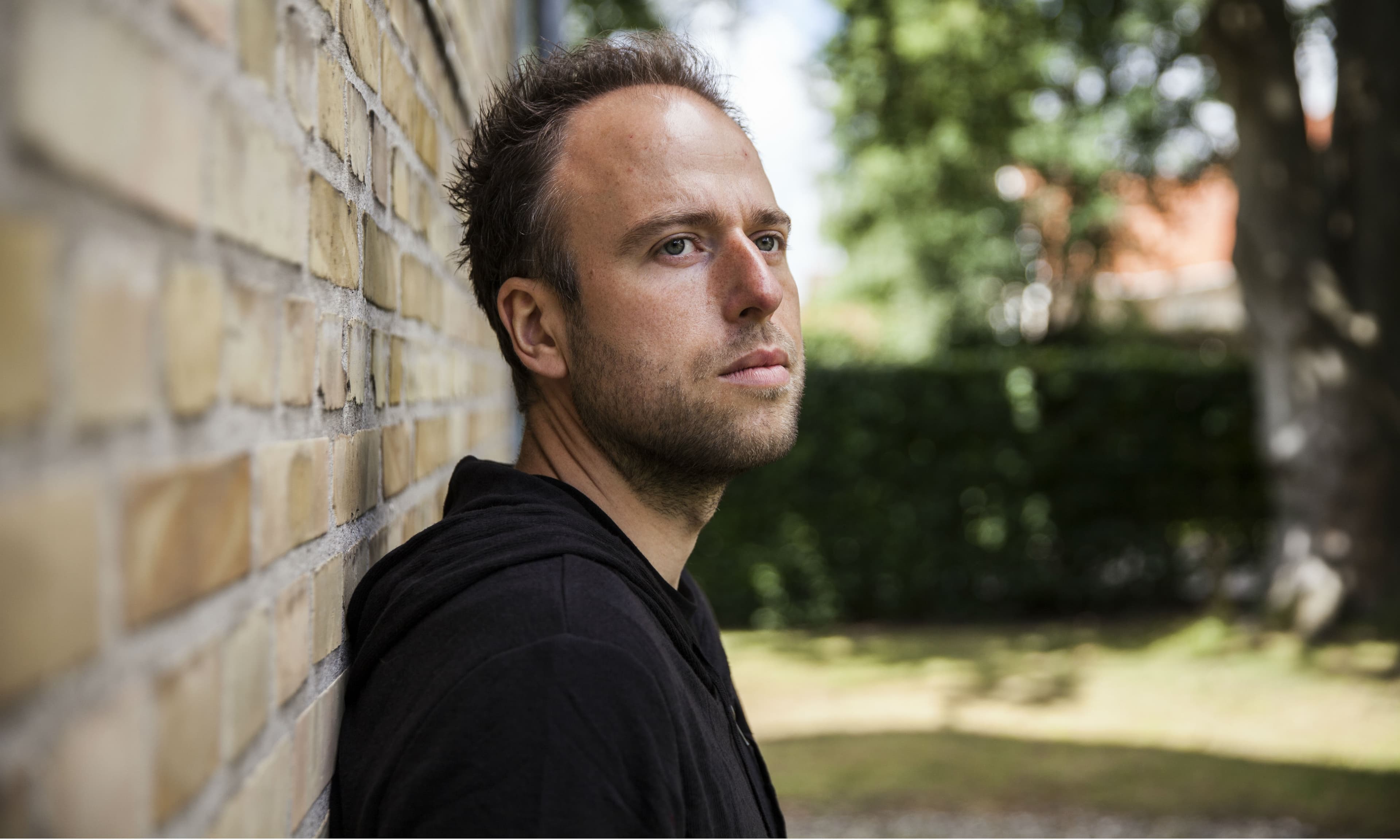 Christian Christensen har siden 2014 været ansat i et af Helsingør Kommunes sociale tilbud til psykisk sårbare borgere, og de personlige erfaringer er hans kernekompetence. Han er nemlig en såkaldt peer-medarbejder – en ansat, der har trådt de samme sko som de borgere, han skal støtte og hjælpe.