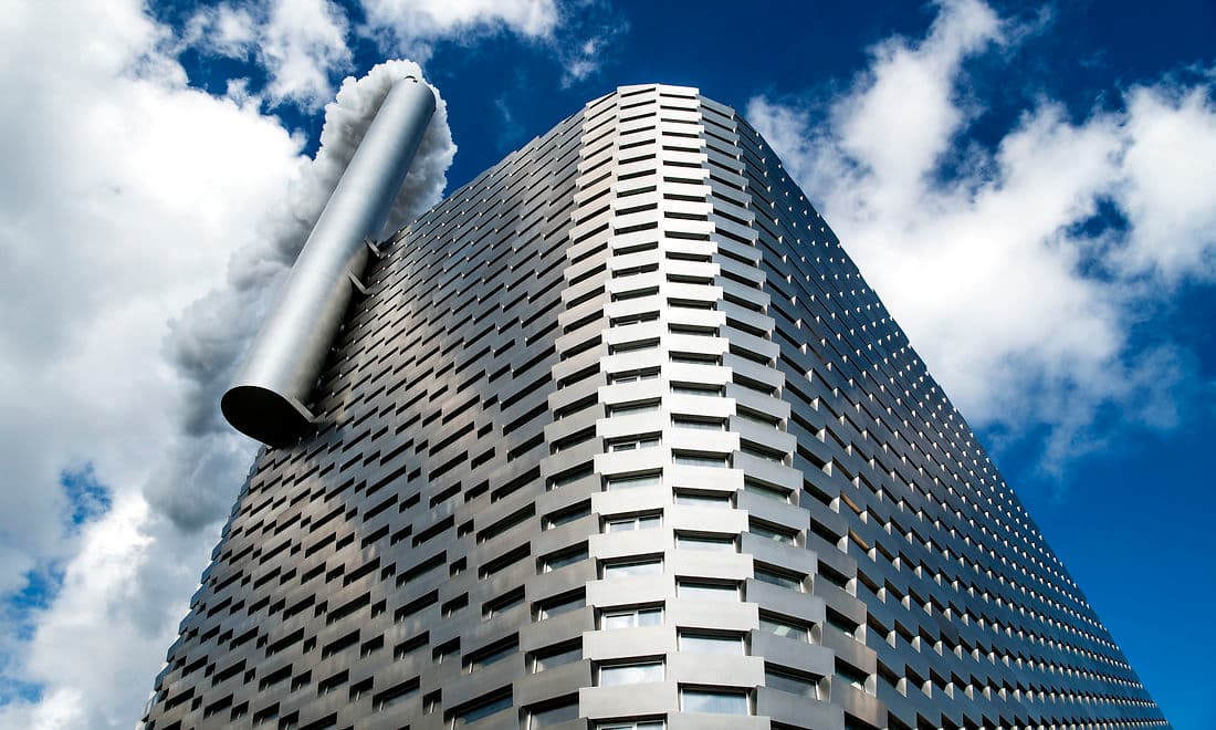 Siden 2010 har Amager Ressource Center handlet ulovligt for mindst 306 mio. kr. Allerede i 2015 fravalgte ledelsen dog at følge et råd fra et konsulenthus om at implementere en central indkøbsfunktion - et fravalg, der ifølge advokatfirmaet Bech-Bruun og revisionsfirmaet Deloitte har været en af hovedårsagerne til, at selskabets ulovlige indkøb ikke er blevet bremset.