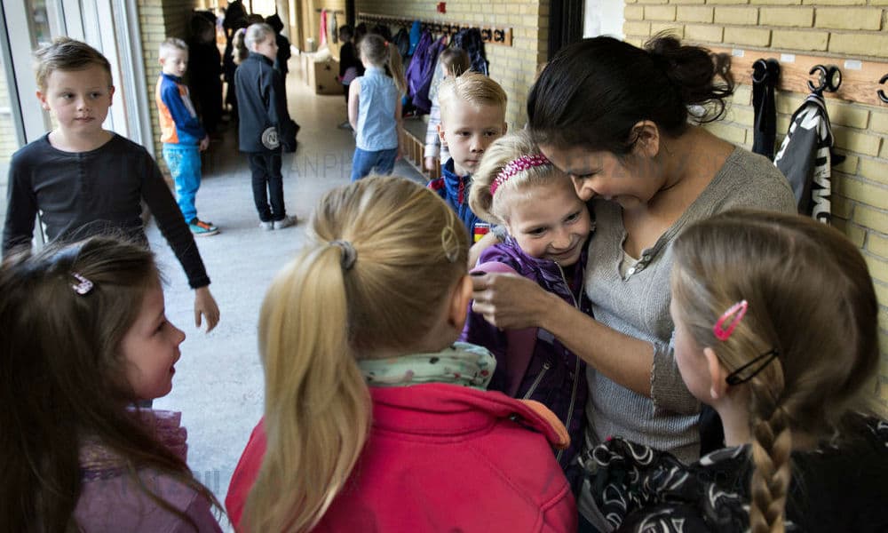 Gode lærer-elev-relationer er afgørende for børnenes læring og stressniveau, fastslår Louise Klinge. Det kræver et engageret personale.