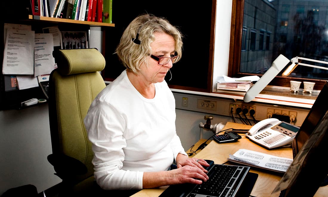 Hver dag ringer i gennemsnit 100 borgere til Giftlinjen. Så sidder sygeplejersker som Eva Strand her klar til at tale med dem.