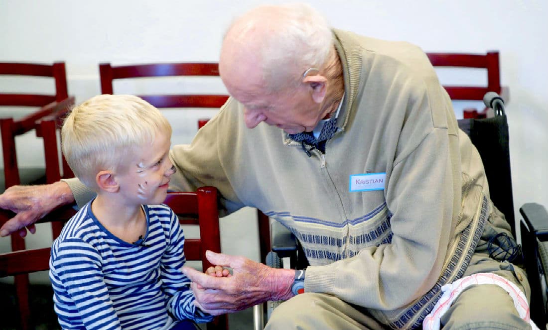 Fem-årige Felix og Kristian, der i TV2-dokumentaren Børnechok på plejehjemmet beskrives af personalet som en gnavpot, bliver gode venner i løbet af forsøget. Kristian liver op, og Felix viser stolt sit nye venskab til sine forældre. 14 dage efter forsøget døde Kristian.