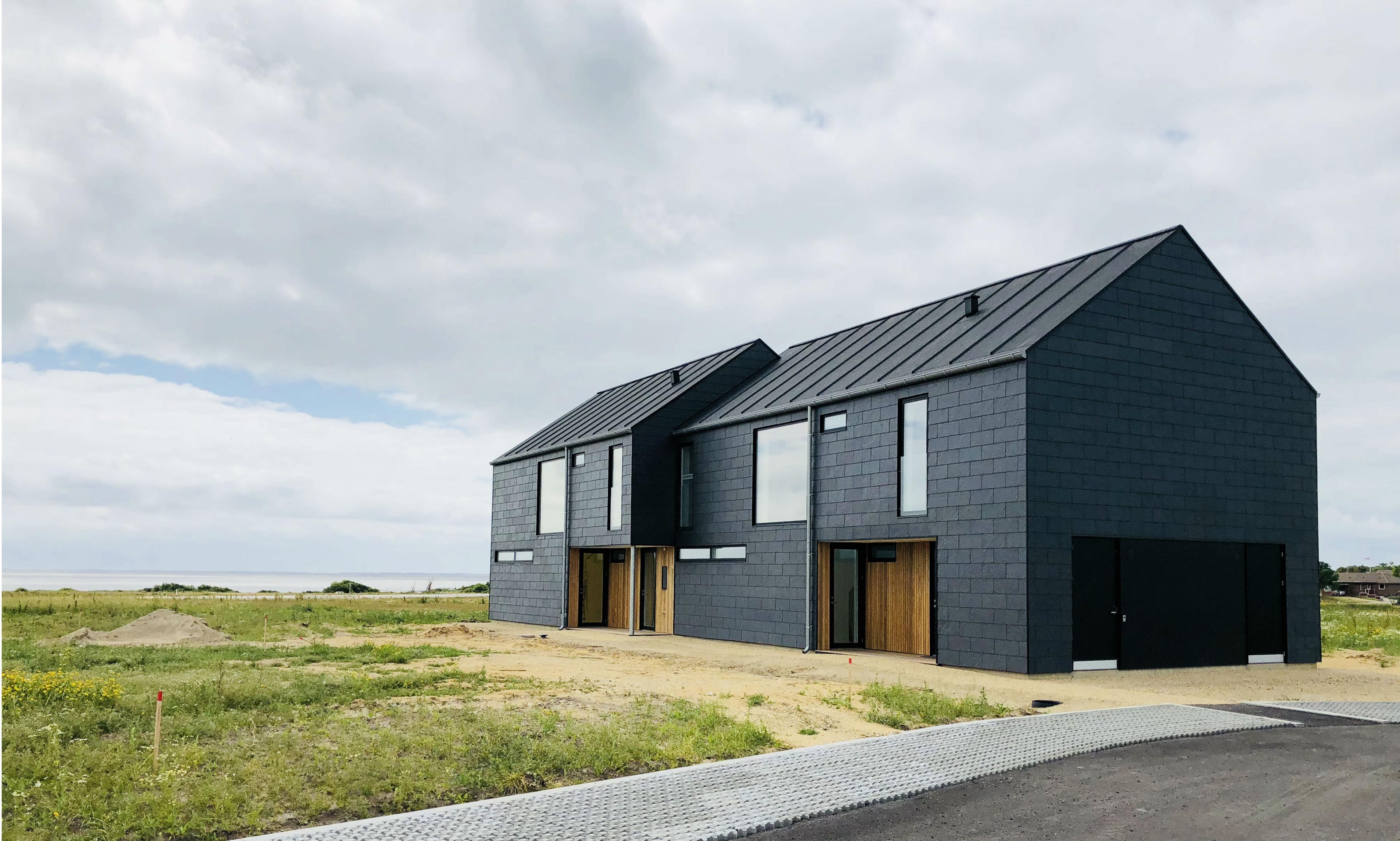 Der er planlagt omkring 30 boliger i Strandkanten, som er første etape af Naturbydelen Ringkøbing K. Husene kræver ikke meget vedligehold, og de ligger tæt sammen for at skabe fællesskab og for ikke at tage plads fra naturen.
