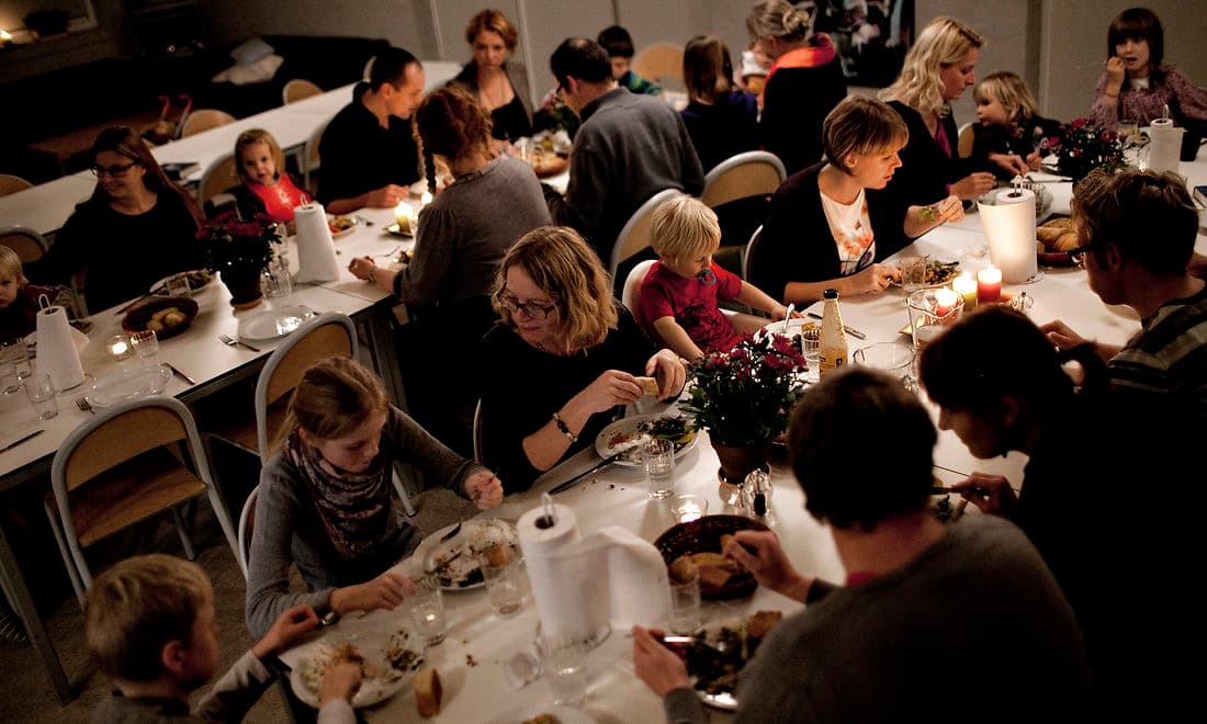 I bofællesskabet Trekronerbo ved Roskilde er der daglig fællesspisning for beboerne i alle generationer.