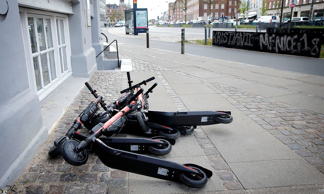 Smidt i en bunke ligger de karakteristiske orange løbehjul fra Voi. Det er dog et sjældent syn i Aarhus, som arbejder tæt sammen med udlejningsselskabet bag løbehjulene for at sikre, at byen ikke bliver for rodet.
