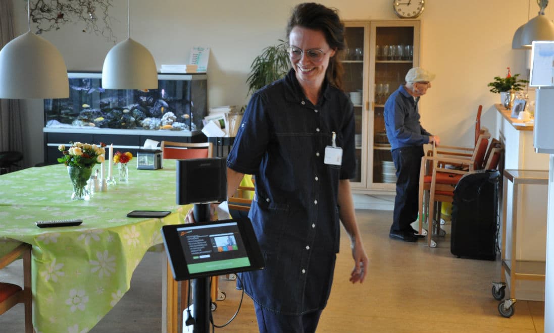 Social- og sundhedsassistent Lisbeth Møller skulle selv lige sluge tanken om at synge på sin arbejdsplads. Men det giver så god mening, fortæller hun nu.