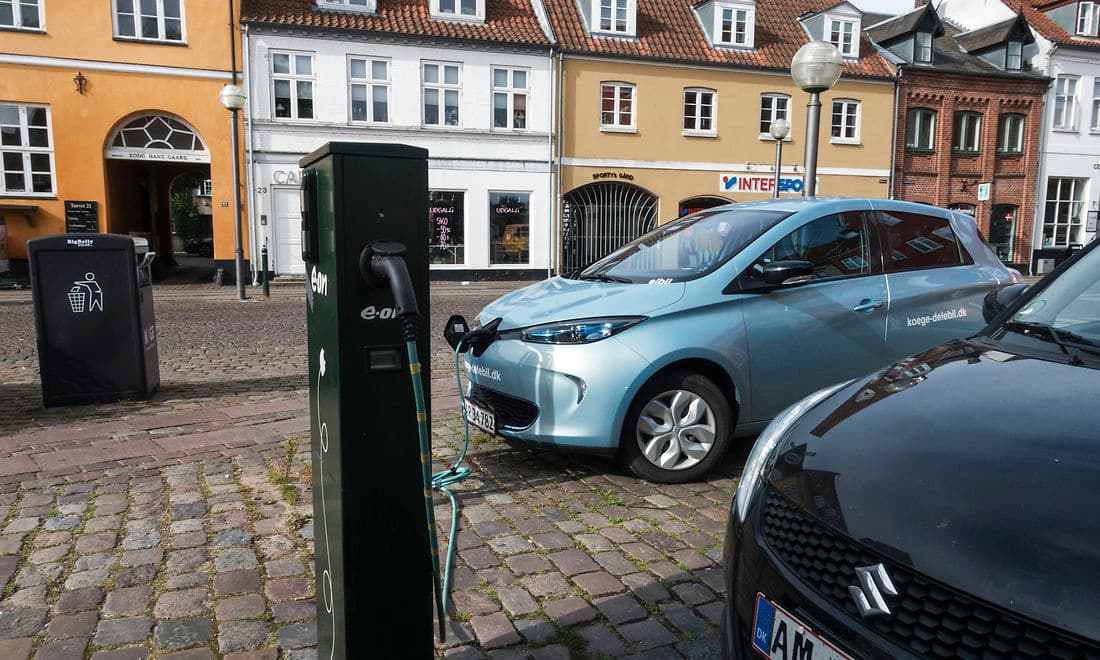 Elbiler bliver ladet op på Køge Torv. I løbet af de kommende fem år får kommunerne pligt til at opstille langt flere ladestandere.