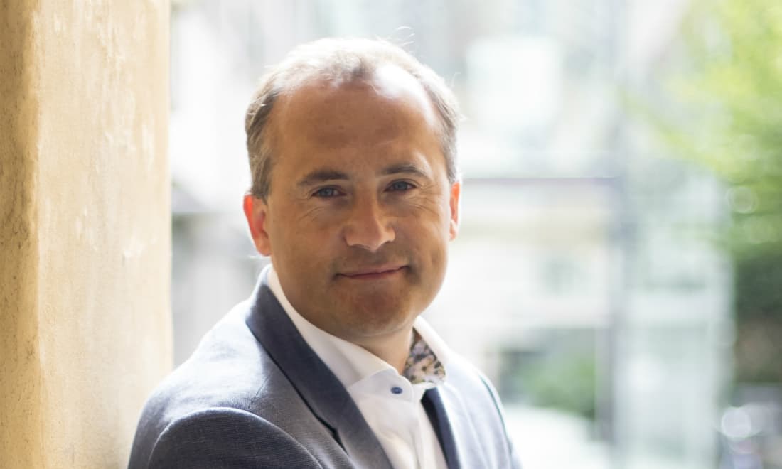 Peter Frost har været kommunaldirektør i Køge i snart 12 år. Han går ind for, at gøre det offentliges konsulent-forbrug så overskueligt som muligt for politikerne.