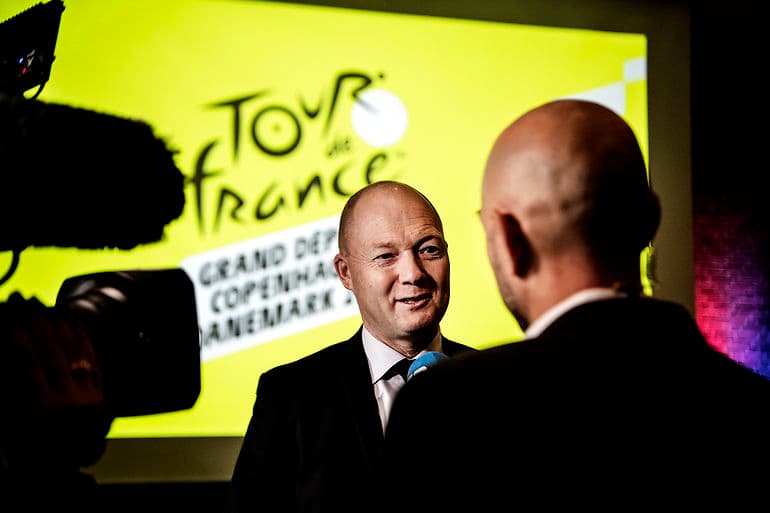 Vejle-borgmester Jens Ejner Christensen (V) ser med sindsro på muligheden for, at den danske Tour de France start bliver skudt et år til 2022 og dermed kan påføre værtskommunerne ekstraudgifter. Corona har budt på større udfordringer de seneste måneder, siger han.