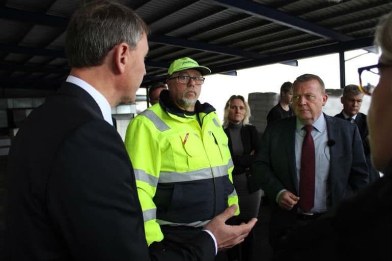 Her ses borgmester Thomas Andresen (V) og Lars Løkke Rasmussen (V) ved besøget hos virksomheden Meldgaard i Aabenraa. I baggrunden til højre står kommunaldirektør Tom Ahmt, men han burde slet ikke have været til stede ifølge professor Sten Bønsing.