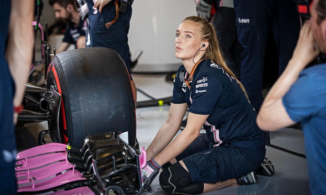 Selvfølgelig kan en pige blive en lige så god mekaniker som en dreng, skriver Laura Sixhøj. Her ses danske Emilie Rath til Formel 1 i Abu Dhabi sidste år. Hun er fast i teamet Racin Point Force India.