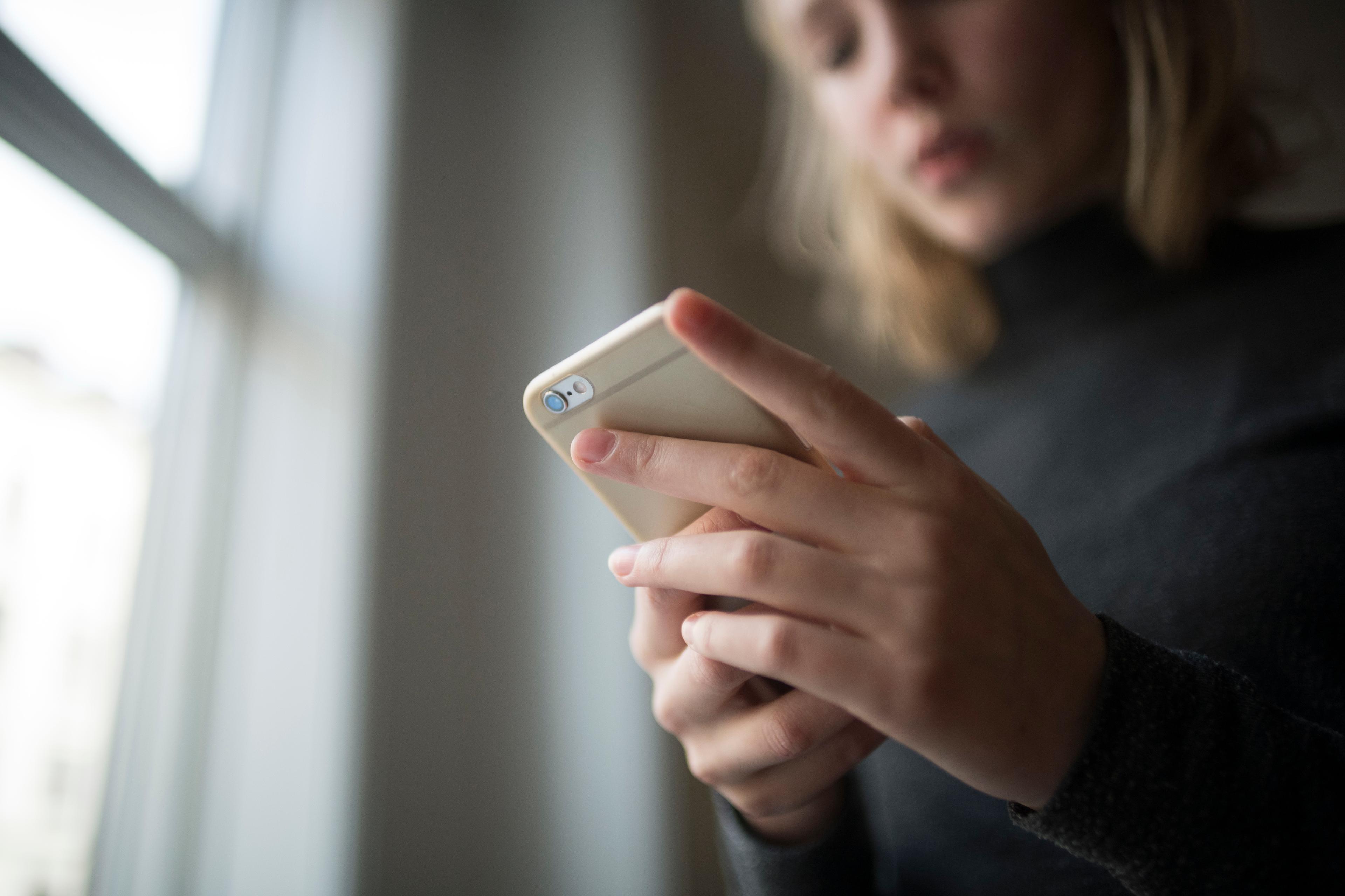 De fire kommuner Tønder, Gentofte, Helsingør og Odense skal i det nye forsøg yde rådgivning over sms til unge med stofproblemer.