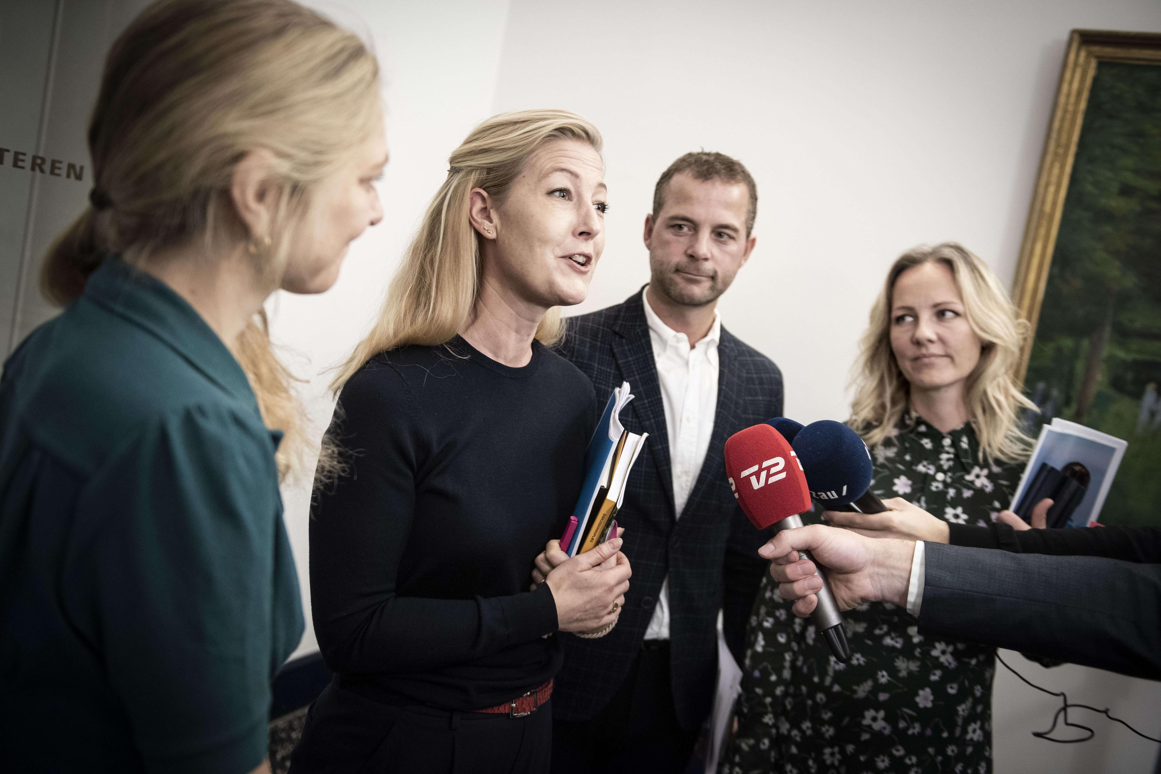 De Radikale holder søndag krisemøde i folketingsgruppen efter langvarige skænderier over Facebook om den tidligere leder Morten Østergaards krænkelsessager. 