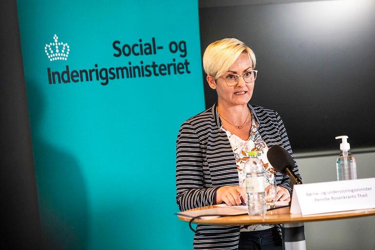 Sammen med tre andre minister holdt Pernille Rosenkrantz-Theil i går coronapressemøde om blandt andet ensomhed og brug af mundbind på ungdomsinstitutioner. 